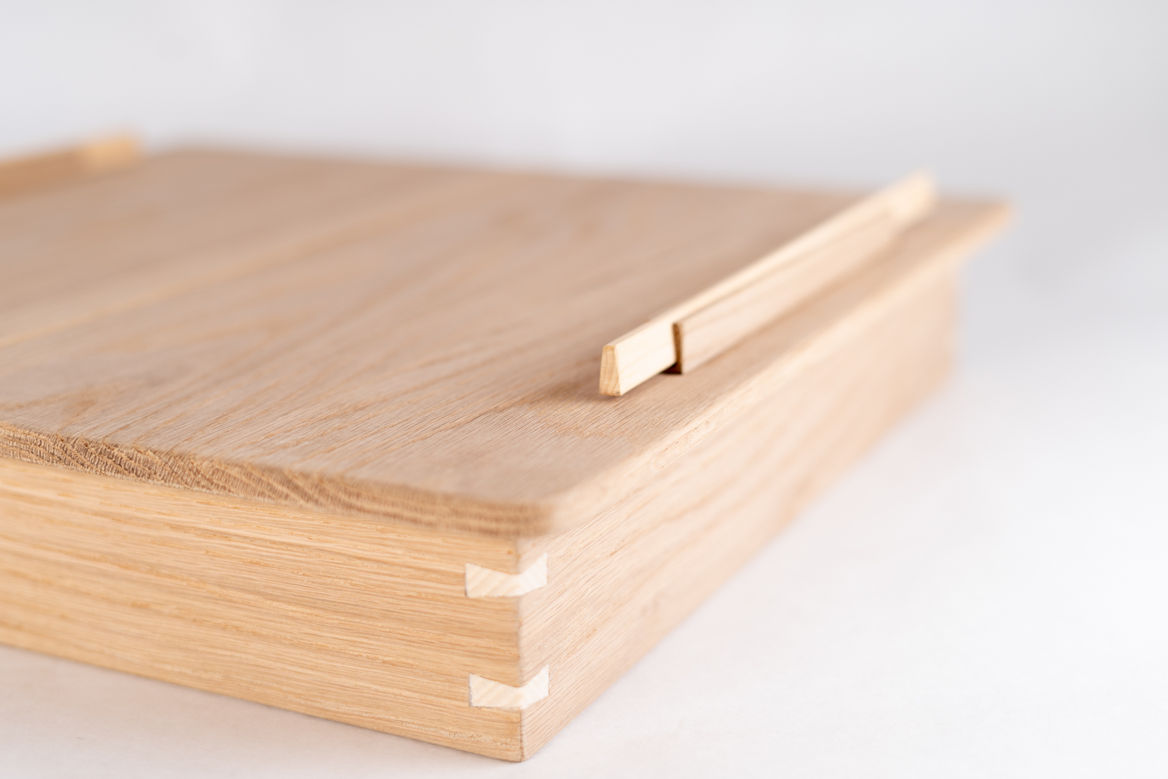 Nærbilde av en lukket lys treboks.