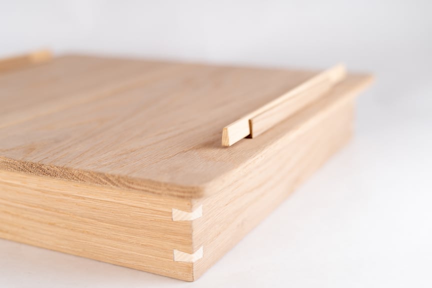 Nærbilde av en lukket lys treboks.