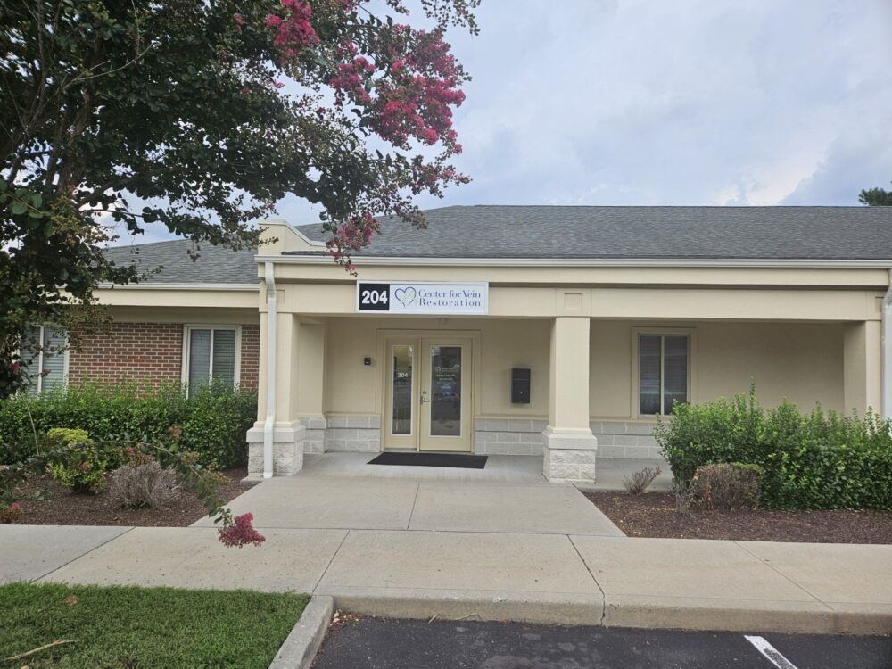 Foto del exterior en la ubicación de Salisbury, Maryland, del Center for Vein Restoration que muestra el exterior del edificio.