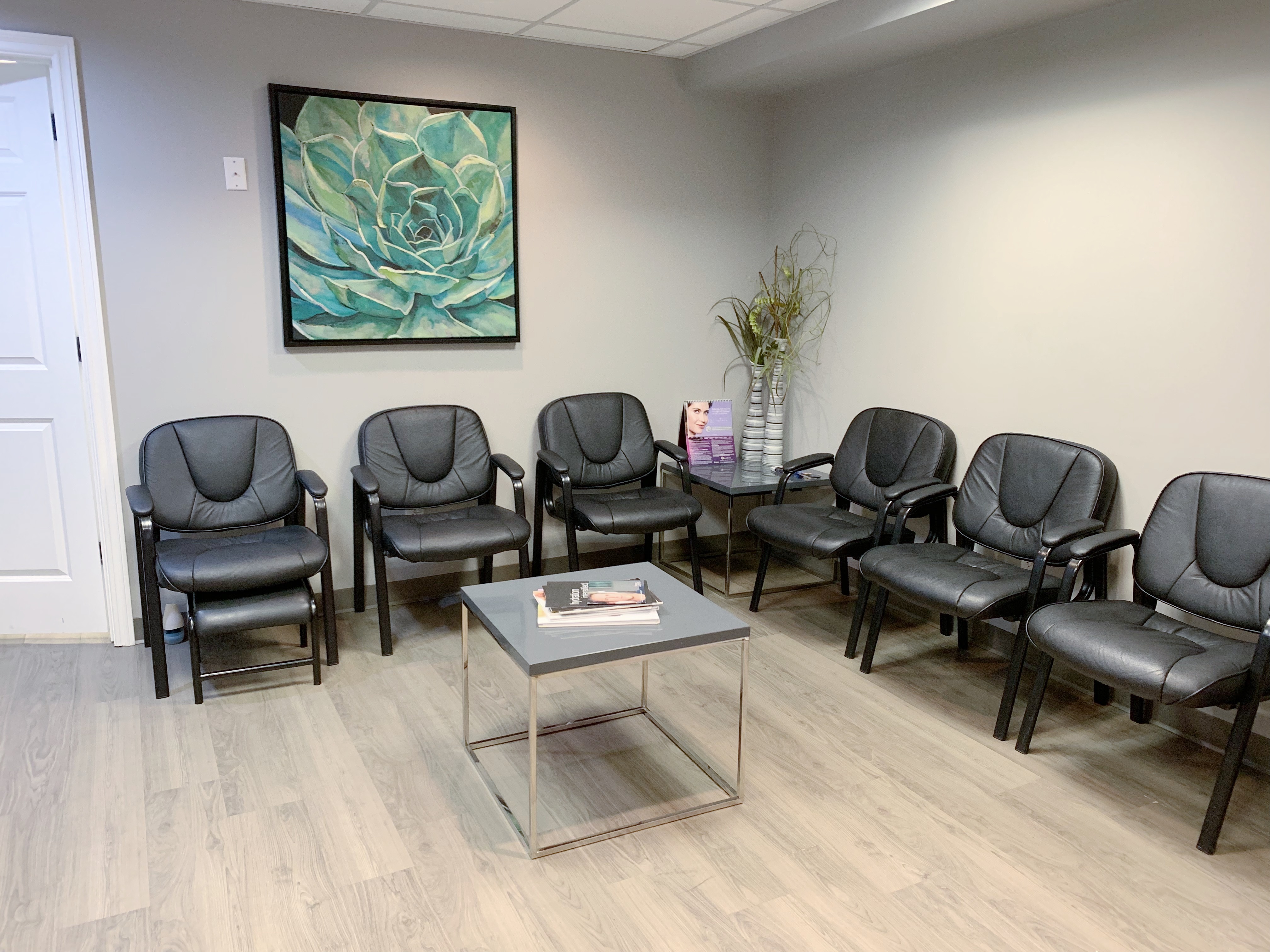 Foto interior de la ubicación en Salem, Nuevo Hampshire, del Center for Vein Restoration que muestra el área de espera.