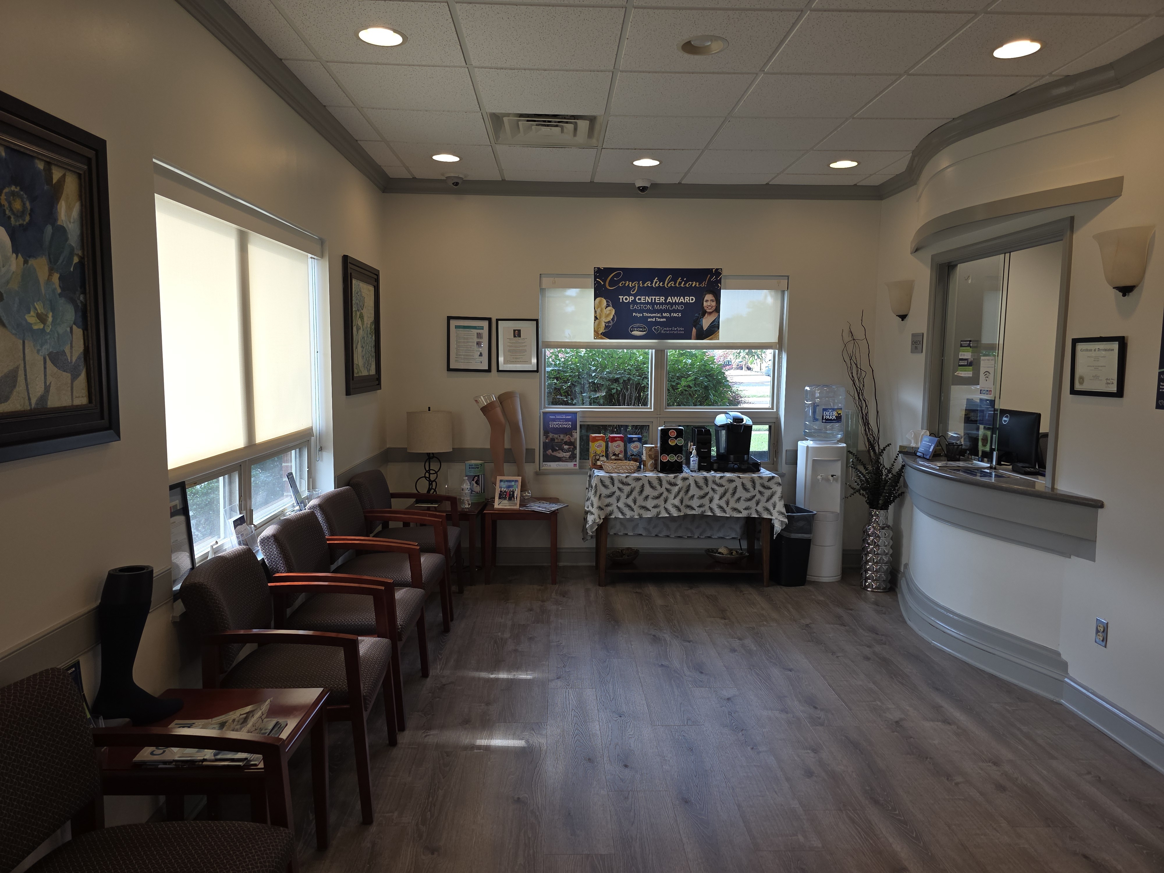 Foto interior de la ubicación en Easton, Maryland, del Center for Vein Restoration que muestra el área de espera.