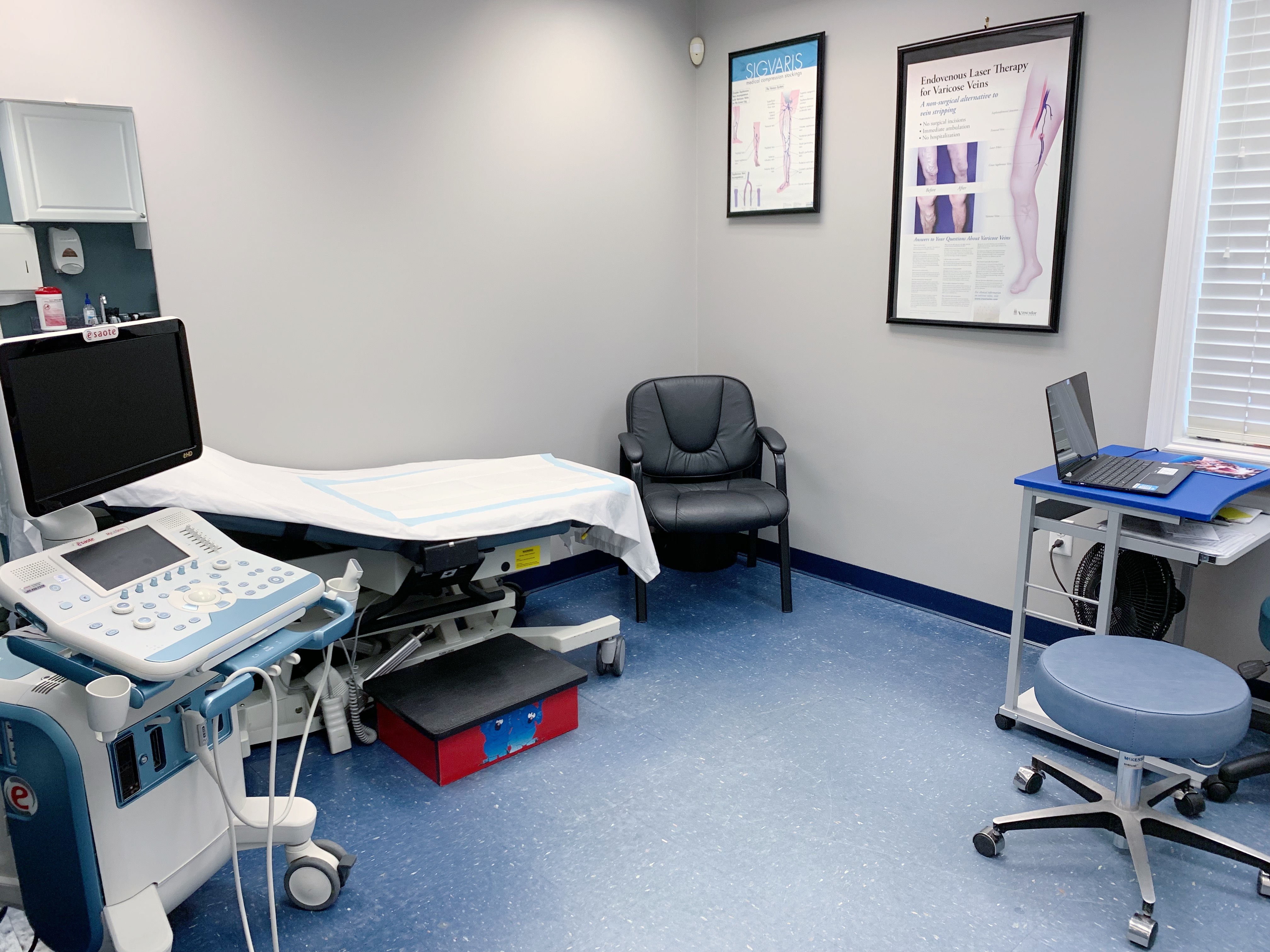 Foto interior de la ubicación en Salem, Nuevo Hampshire, del Center for Vein Restoration que muestra la sala de ultrasonido.