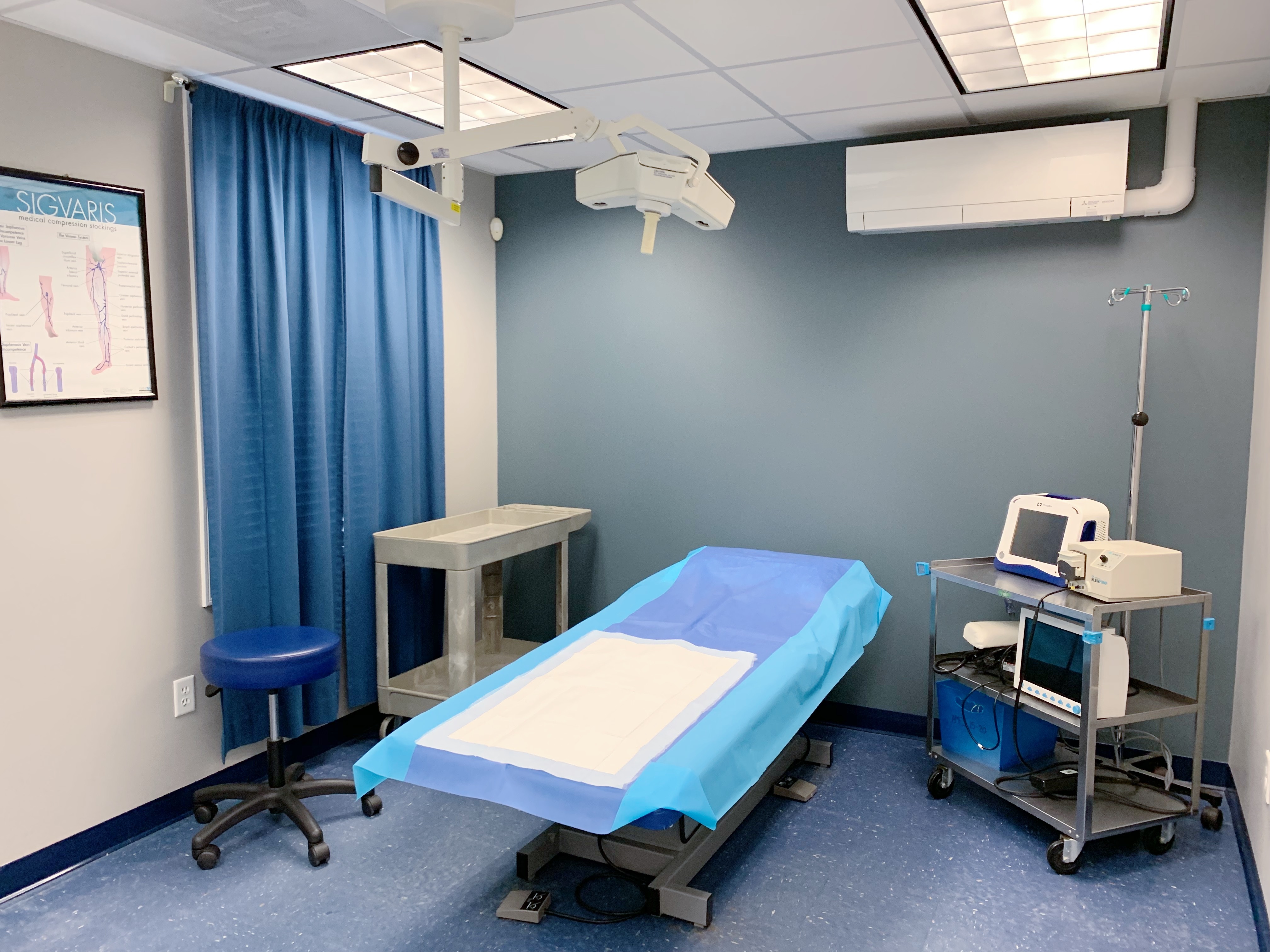 Foto interior de la ubicación en Salem, Nuevo Hampshire, del Center for Vein Restoration que muestra la sala de operaciones.