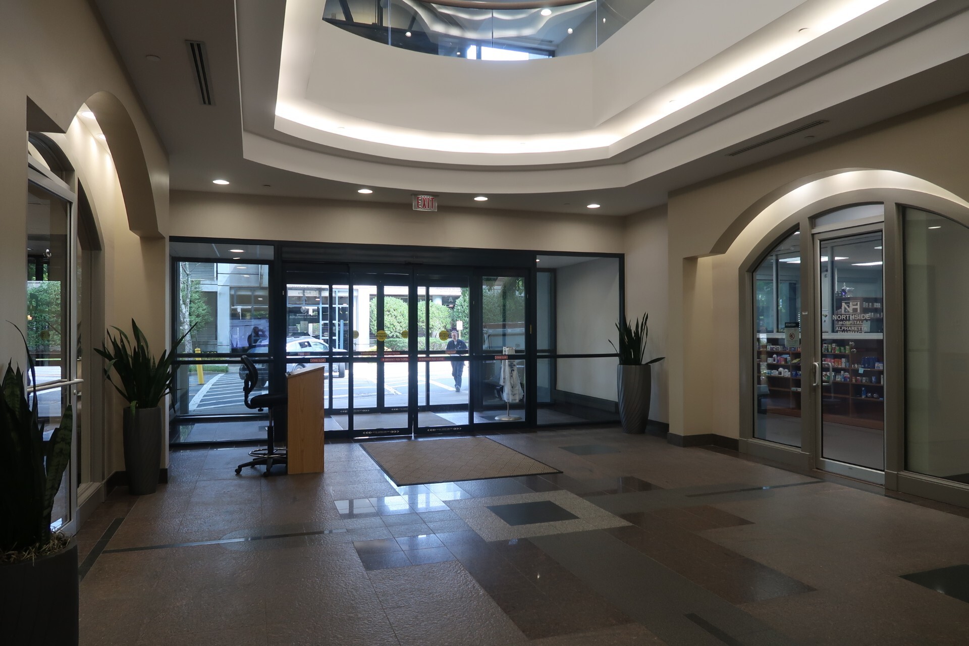 Foto del interior del Center for Vein Restoration en Alpharetta, Georgia, que muestra el interior del edificio.