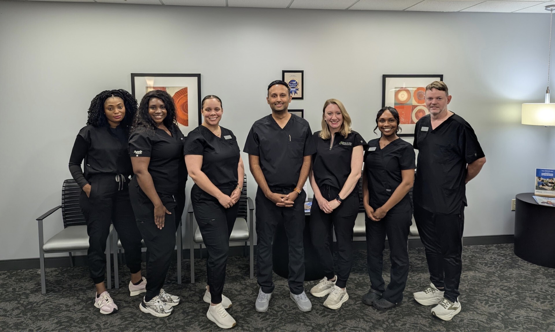 Foto de grupo del equipo en la sede de Atlanta (Sandy Springs), Georgia, del Center for Vein Restoration.