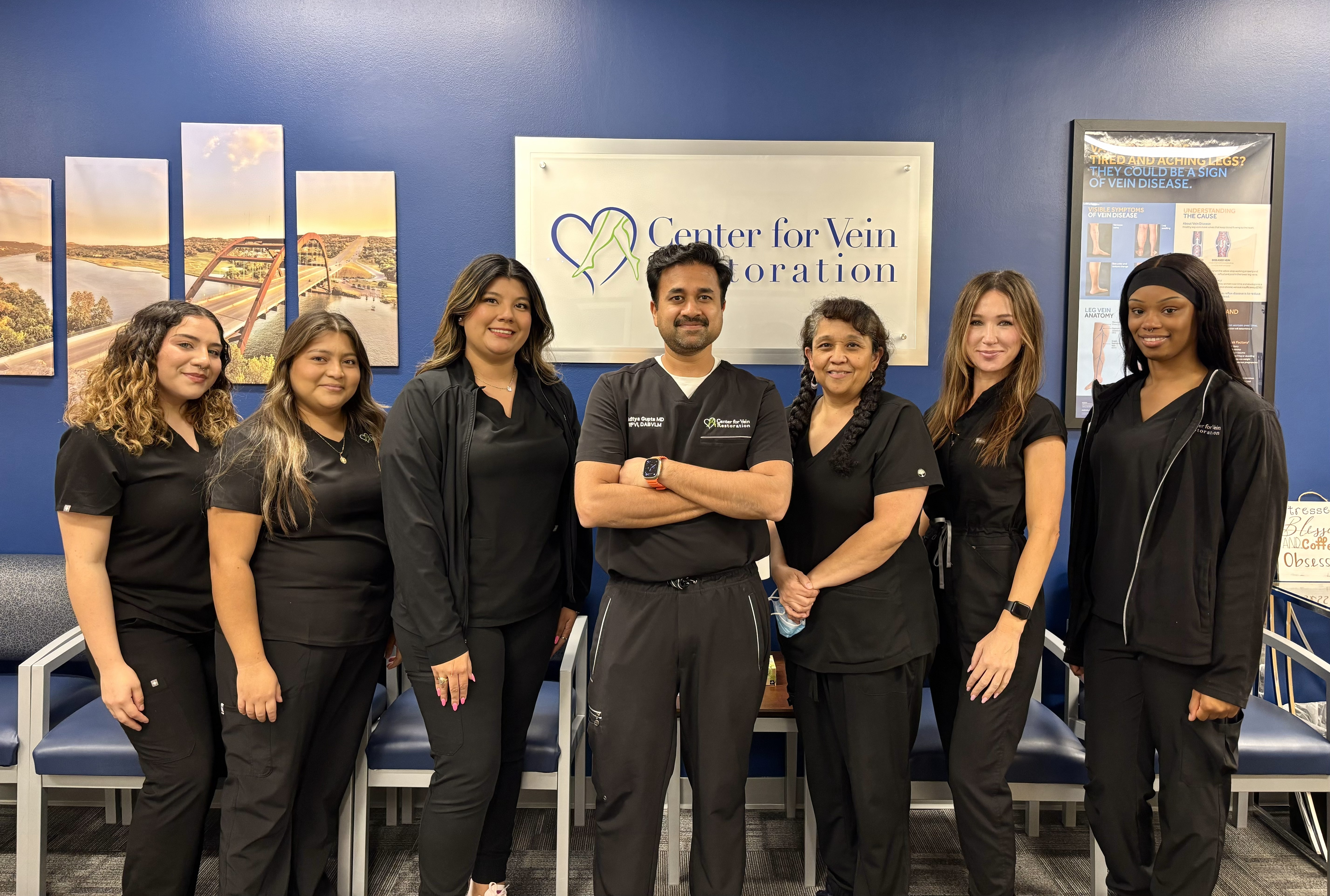 Foto grupal del equipo en la ubicación de Center for Vein Restoration en Northwest Austin, Texas.