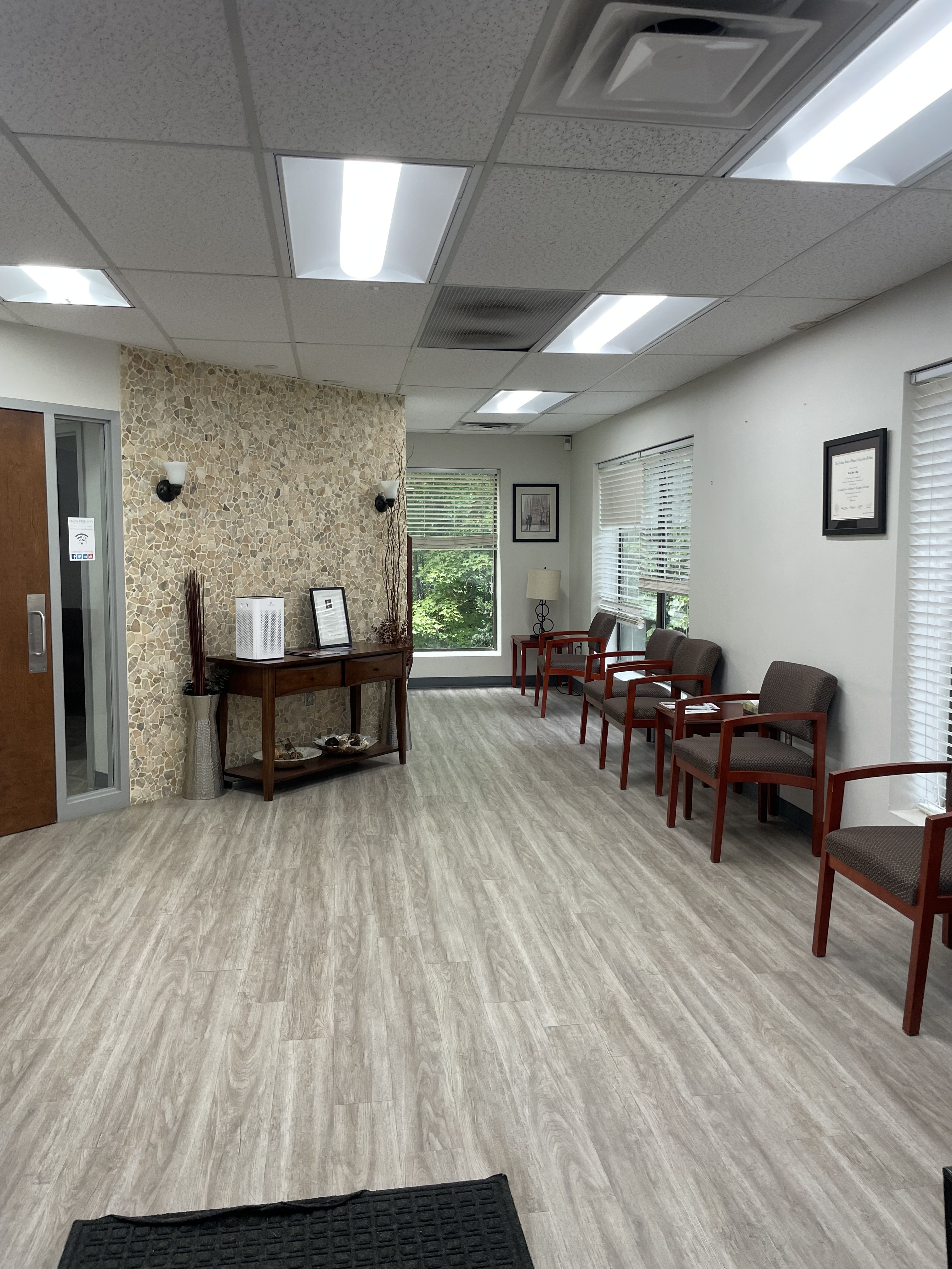 Foto interior de la ubicación en Bloomfield, Connecticut, del Center for Vein Restoration que muestra el área de espera.