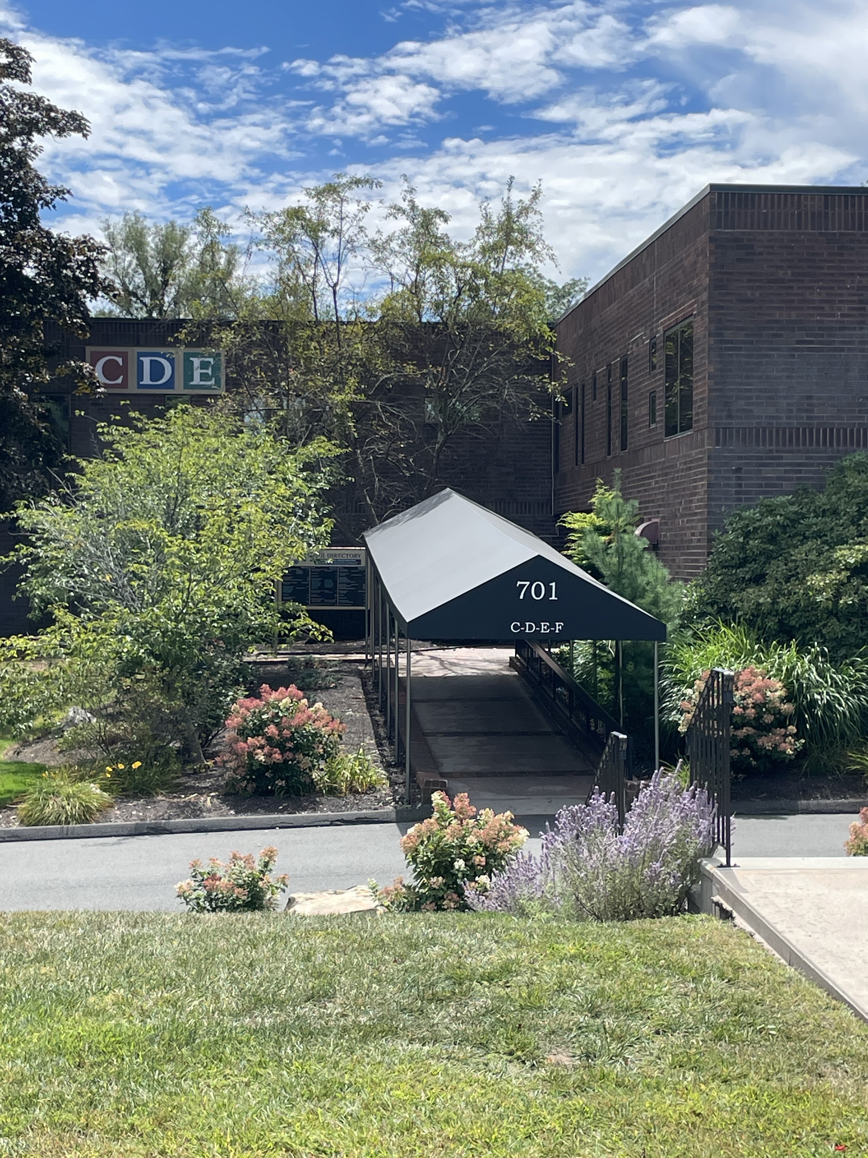 Foto exterior de la ubicación en Bloomfield, Connecticut, del Center for Vein Restoration que muestra el exterior del edificio.