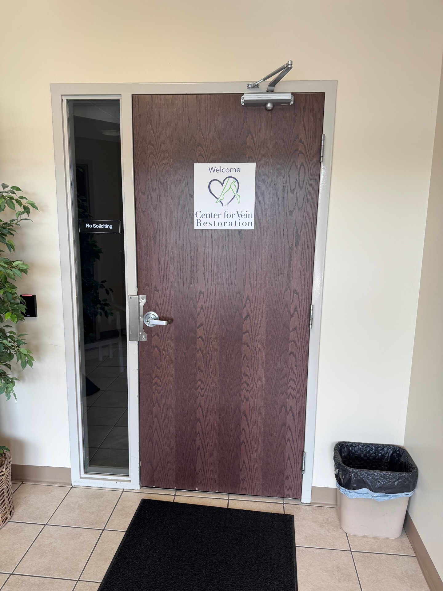 Foto del exterior en la ubicación de Midland, Michigan, del Center for Vein Restoration que muestra la puerta principal.