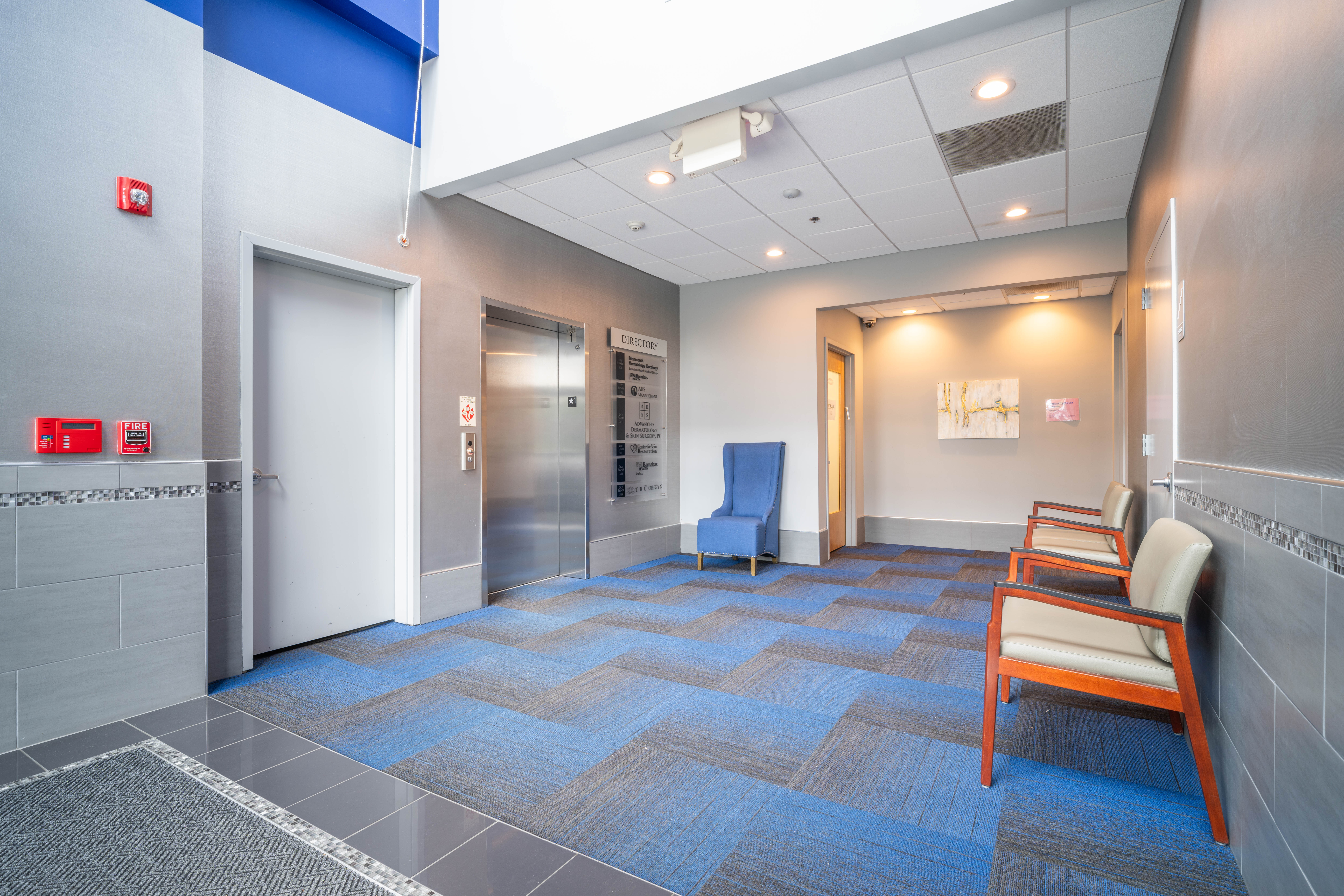 Foto del interior del Center for Vein Restoration en Lakewood, Nueva Jersey, que muestra el exterior de la sala de procedimientos.