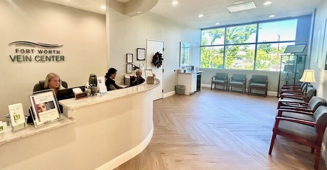 Foto del interior del Center for Vein Restoration en Fort Worth, Texas, que muestra la vista interior.
