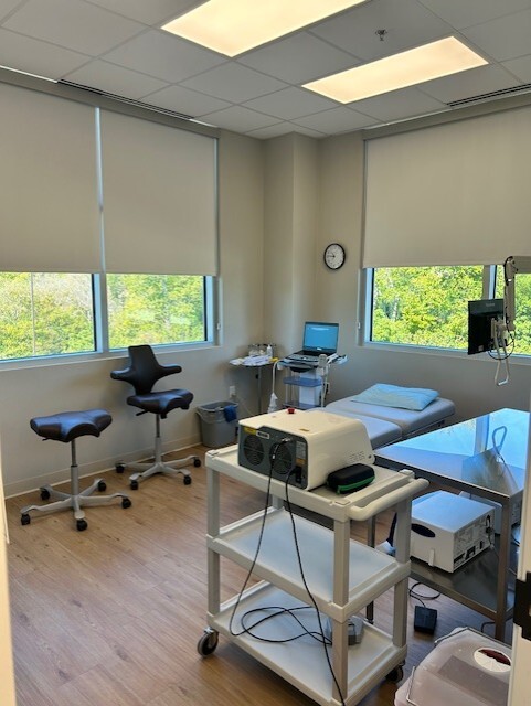 Foto del interior de la sala de procedimientos del Center for Vein Restoration en Fort Worth, Texas.