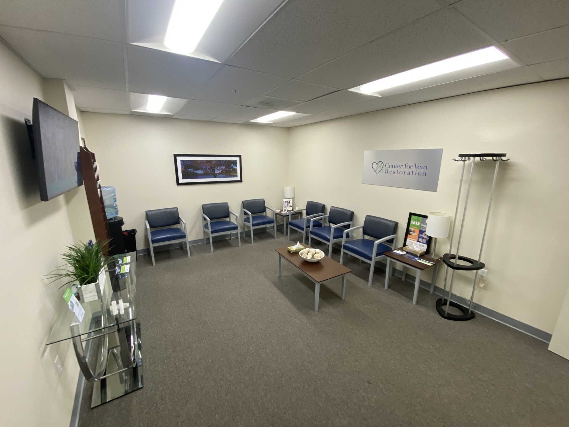 Foto interior de la ubicación en Framingham, Massachusetts, del Center for Vein Restoration que muestra el área de espera.