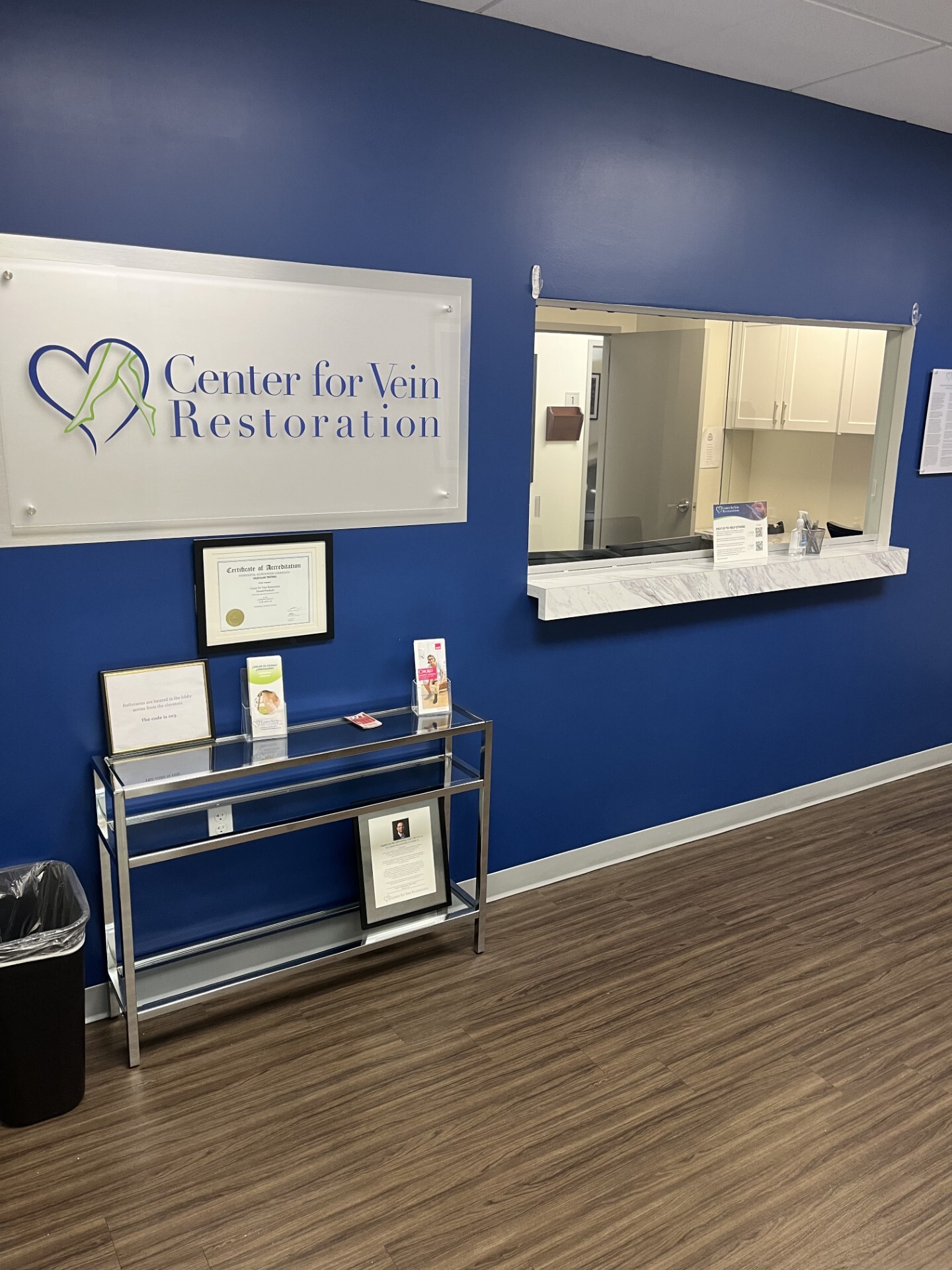 Foto del mostrador de recepción del Center for Vein Restoration en Freehold, Nueva Jersey.