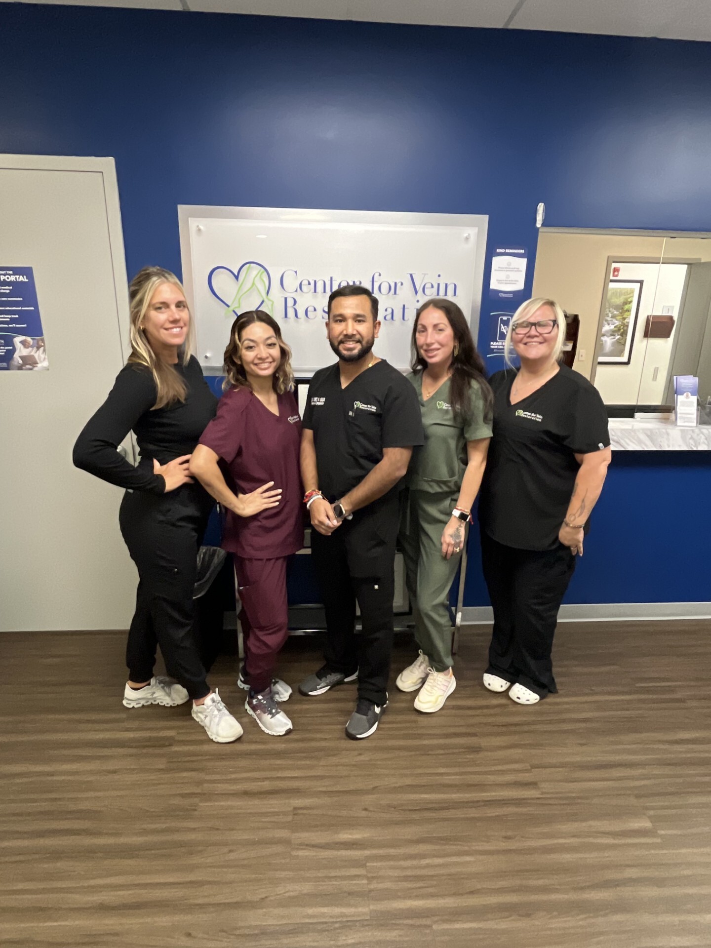 Segunda foto grupal del equipo en la sede de East Brunswick, NJ de Center for Vein Restoration (2025)