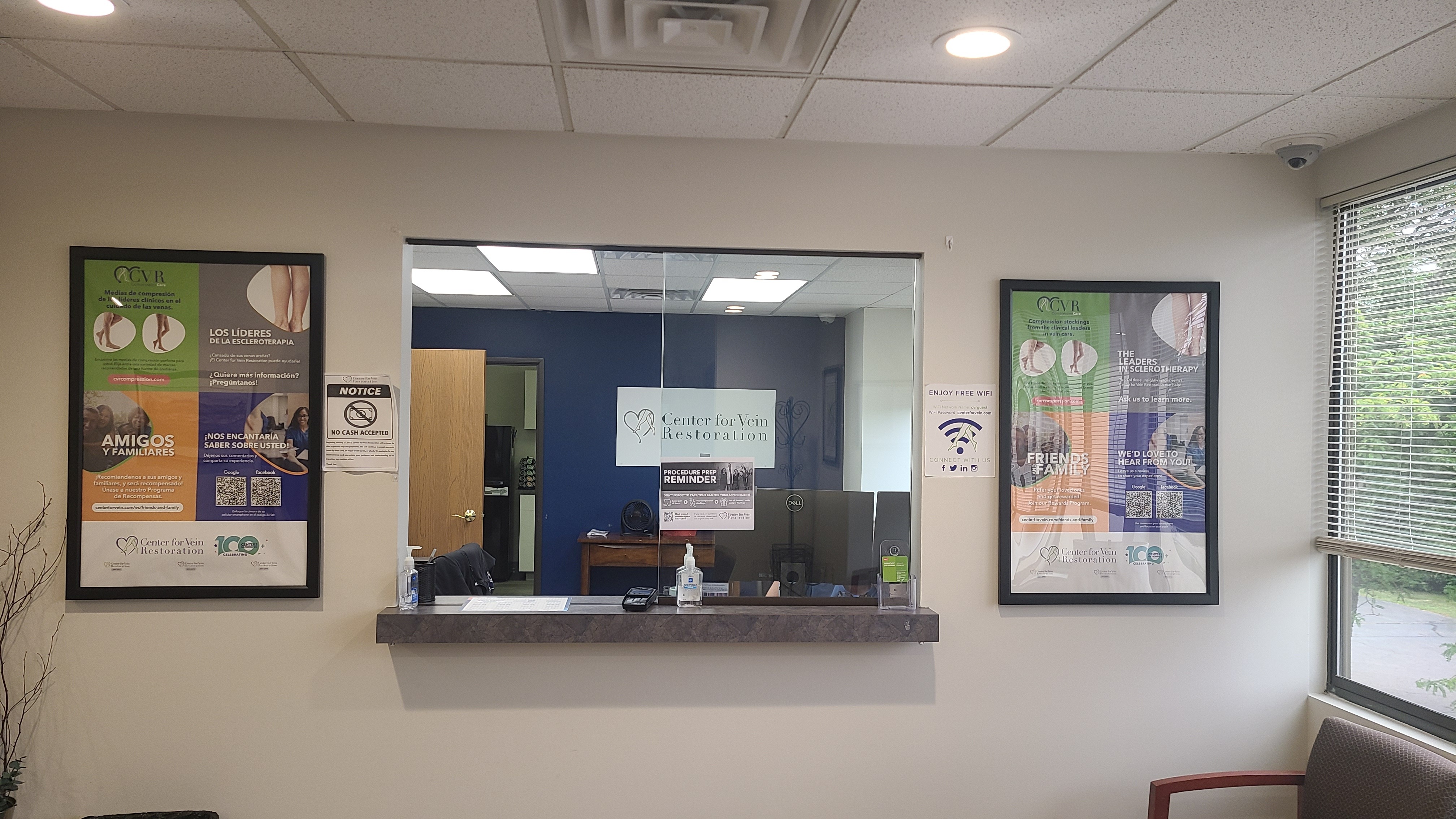 Foto interior de la ubicación en Muskegon, Míchigan, del Center for Vein Restoration que muestra el mostrador principal.