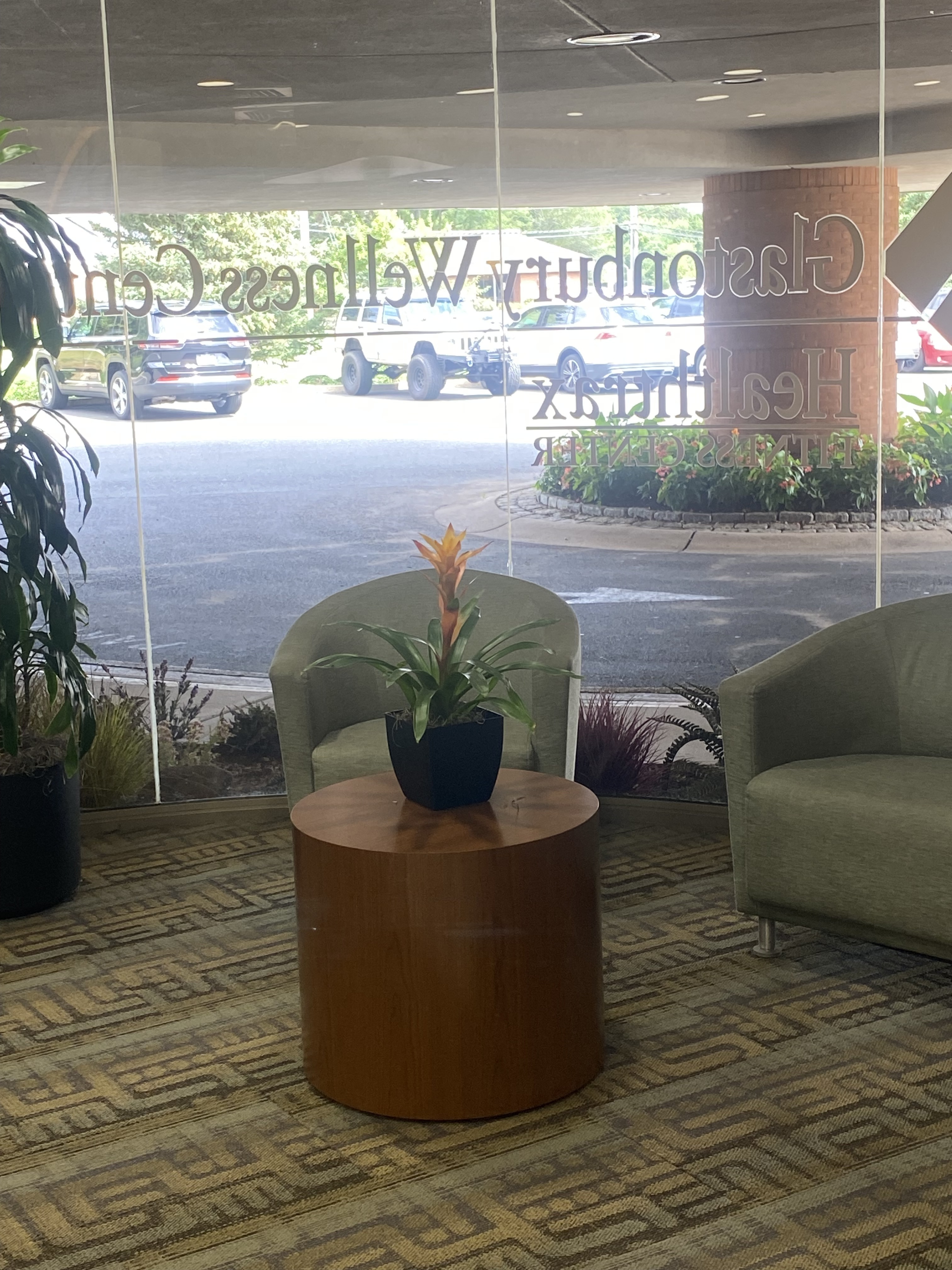 Foto interior de la ubicación en Glastonbury, Connecticut, del Center for Vein Restoration que muestra el área de espera.