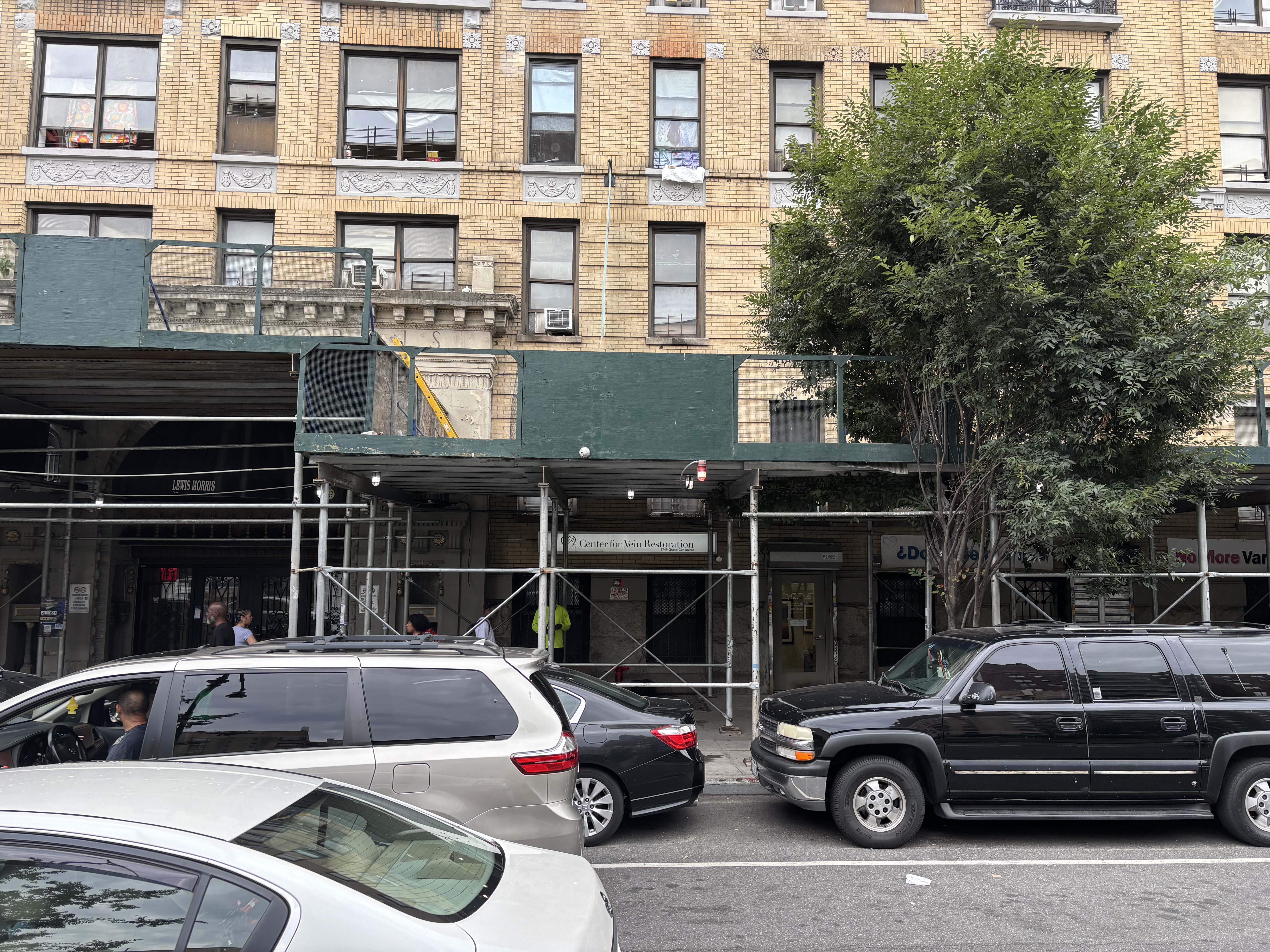 Exterior photo at the Bronx-Grand Concourse, New York, location of Center for Vein Restoration showing the front door