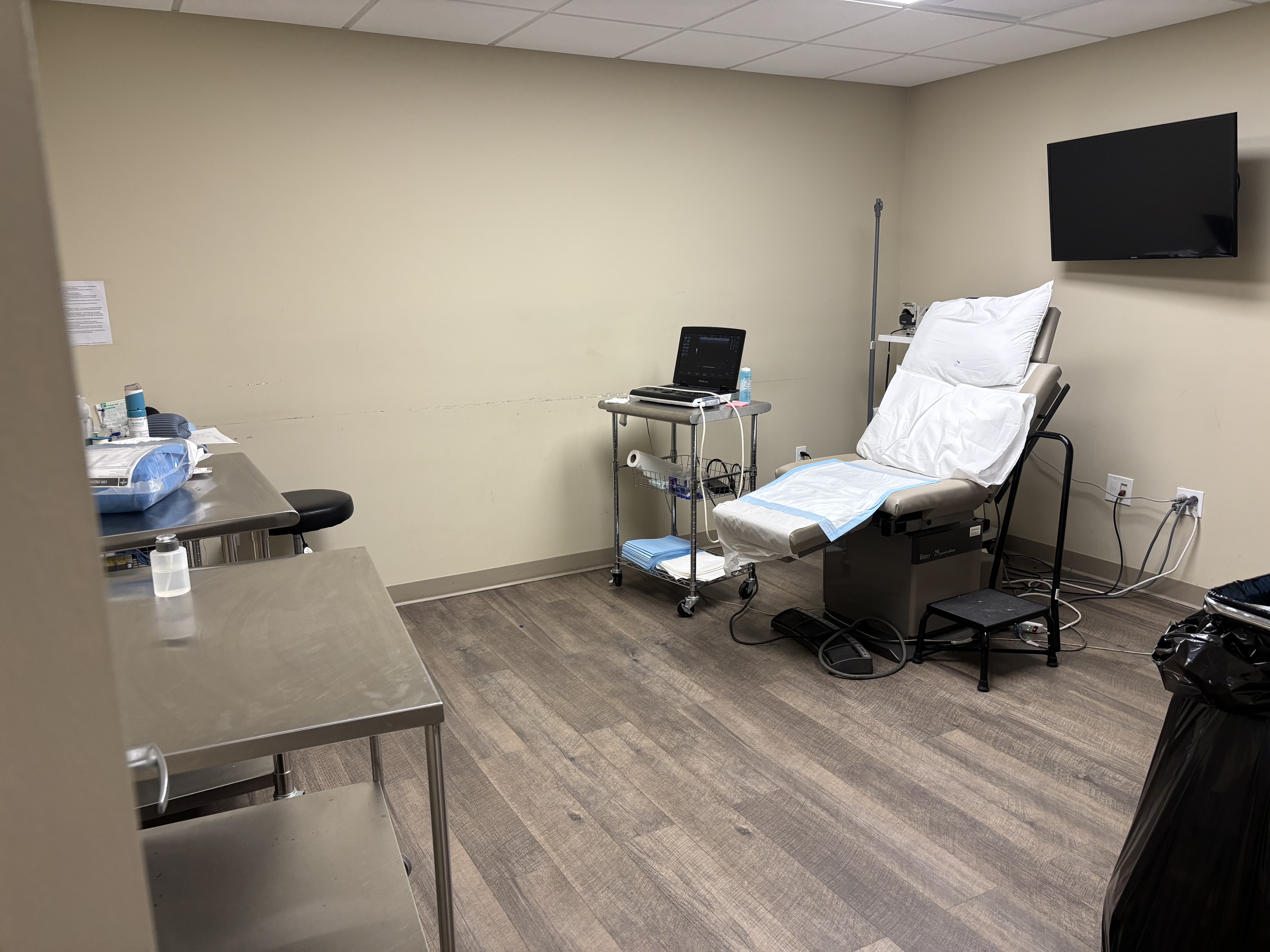 interior photo at the Bronx-Grand Concourse, New York, location of Center for Vein Restoration showing an exam room