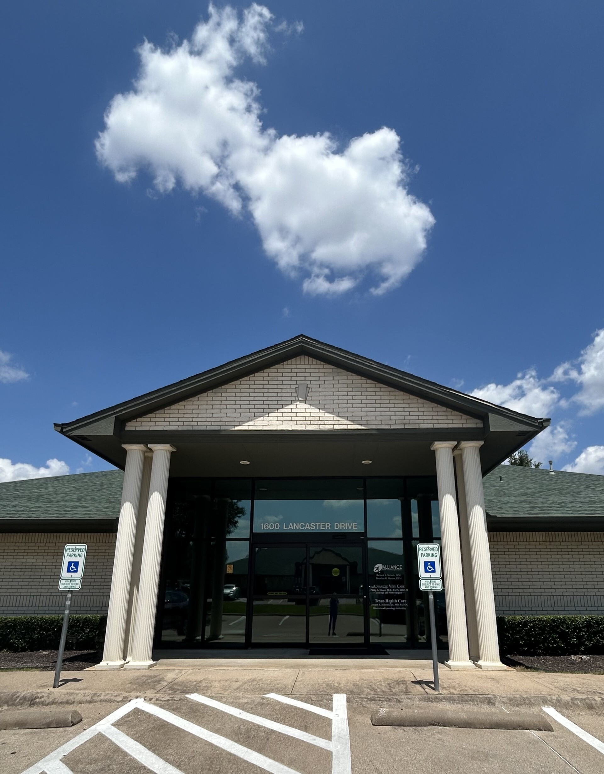 Exterior Photo of the Center for Vein Restoration in Grapevine, texas