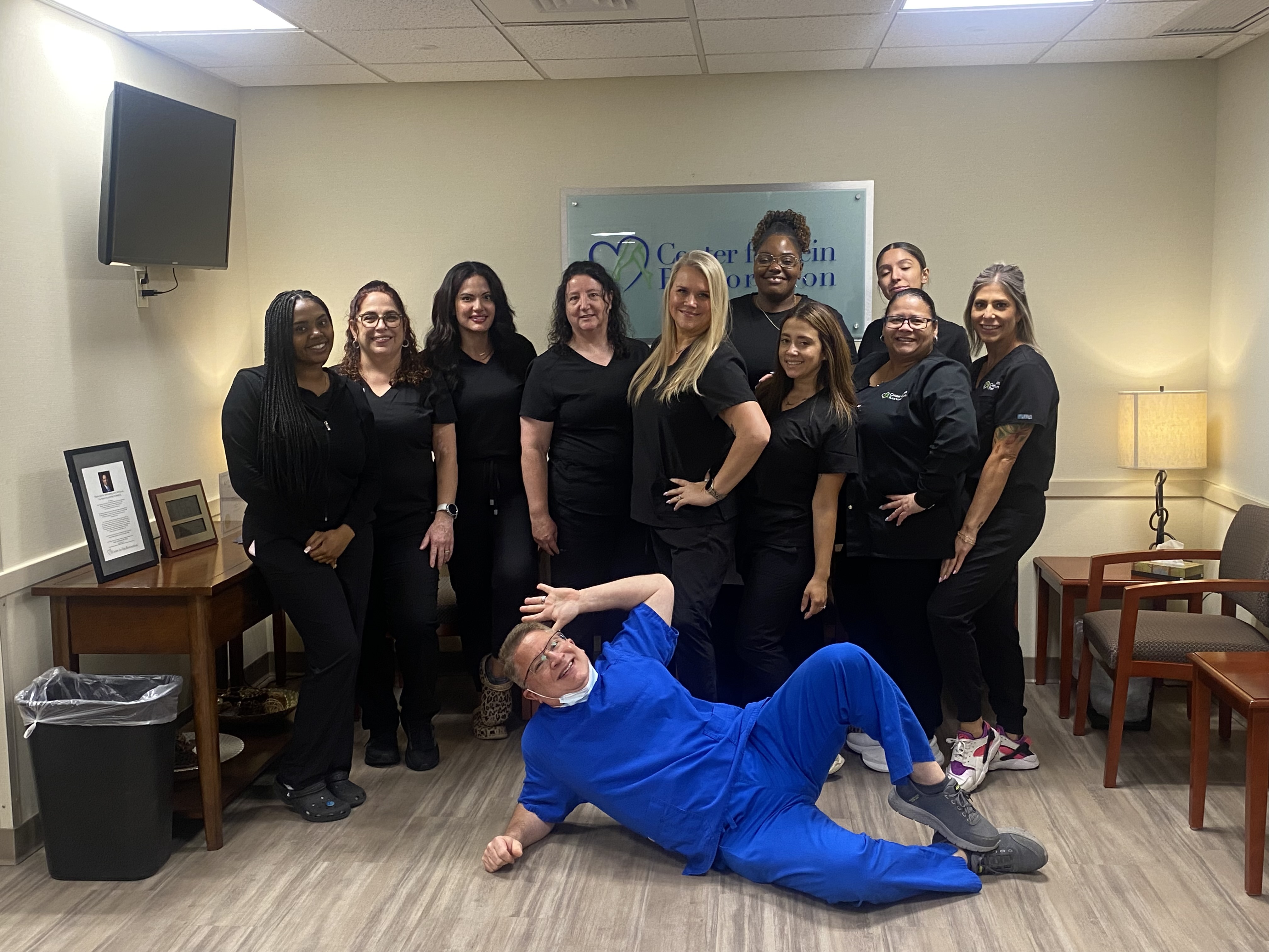 Foto de grupo del equipo en la ubicación de Glastonbury, Connecticut, del Center for Vein Restoration (2025).