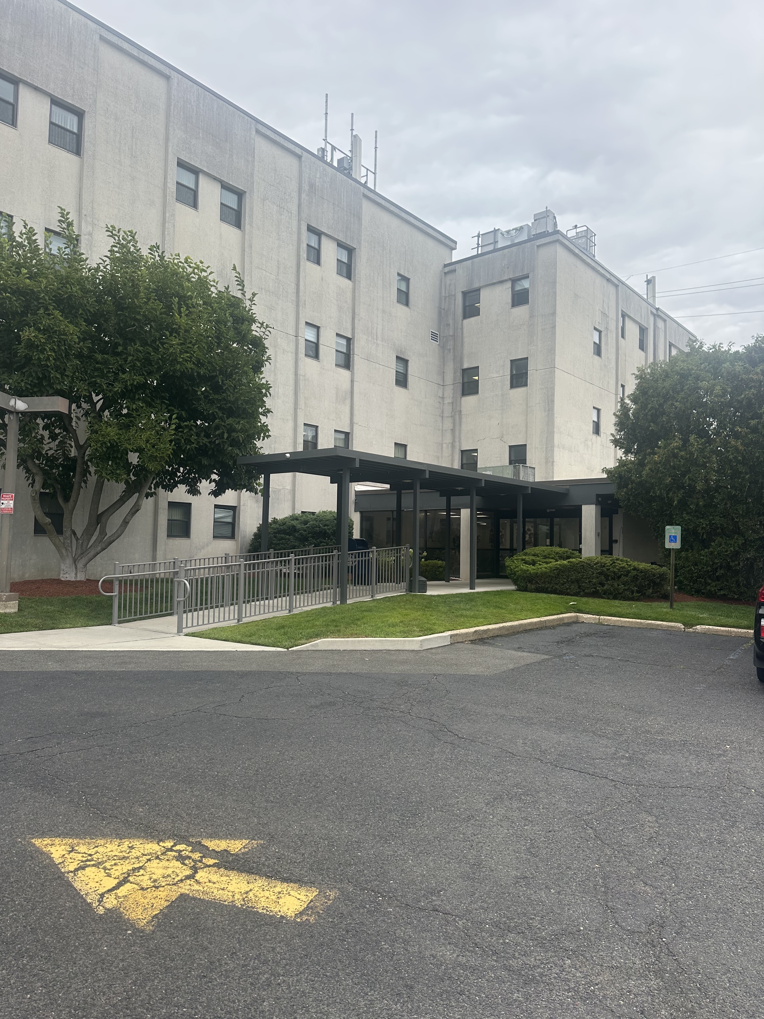 Foto del exterior del Center for Vein Restoration en Hackensack, Nueva Jersey, que muestra el exterior del edificio.