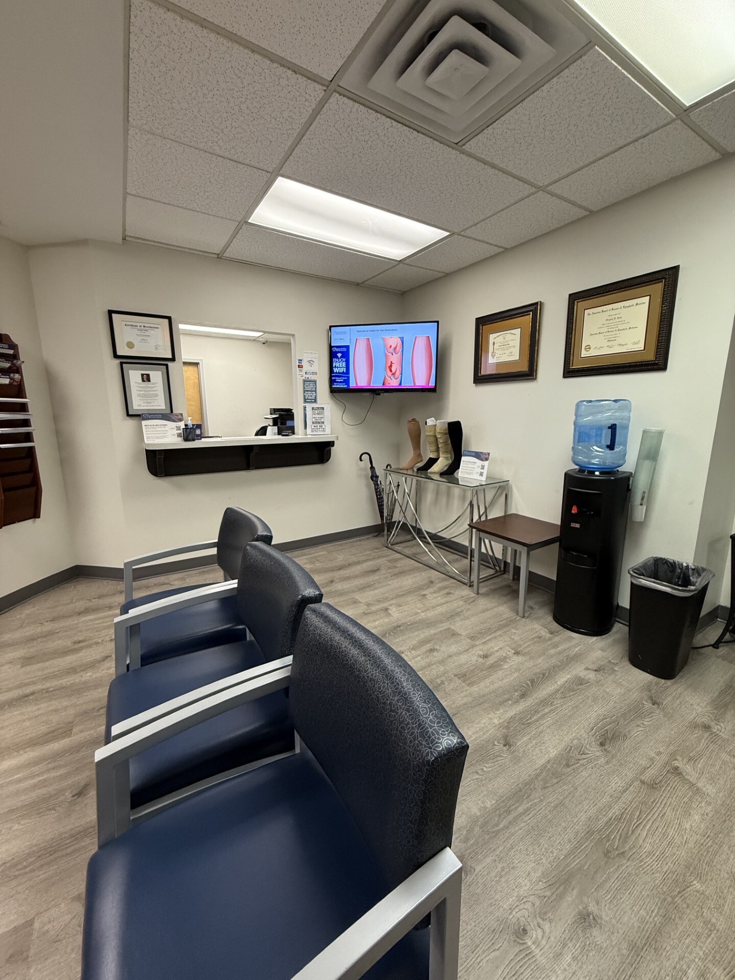 Foto del interior del Center for Vein Restoration en Hackensack, Nueva Jersey, que muestra el área de espera del edificio.