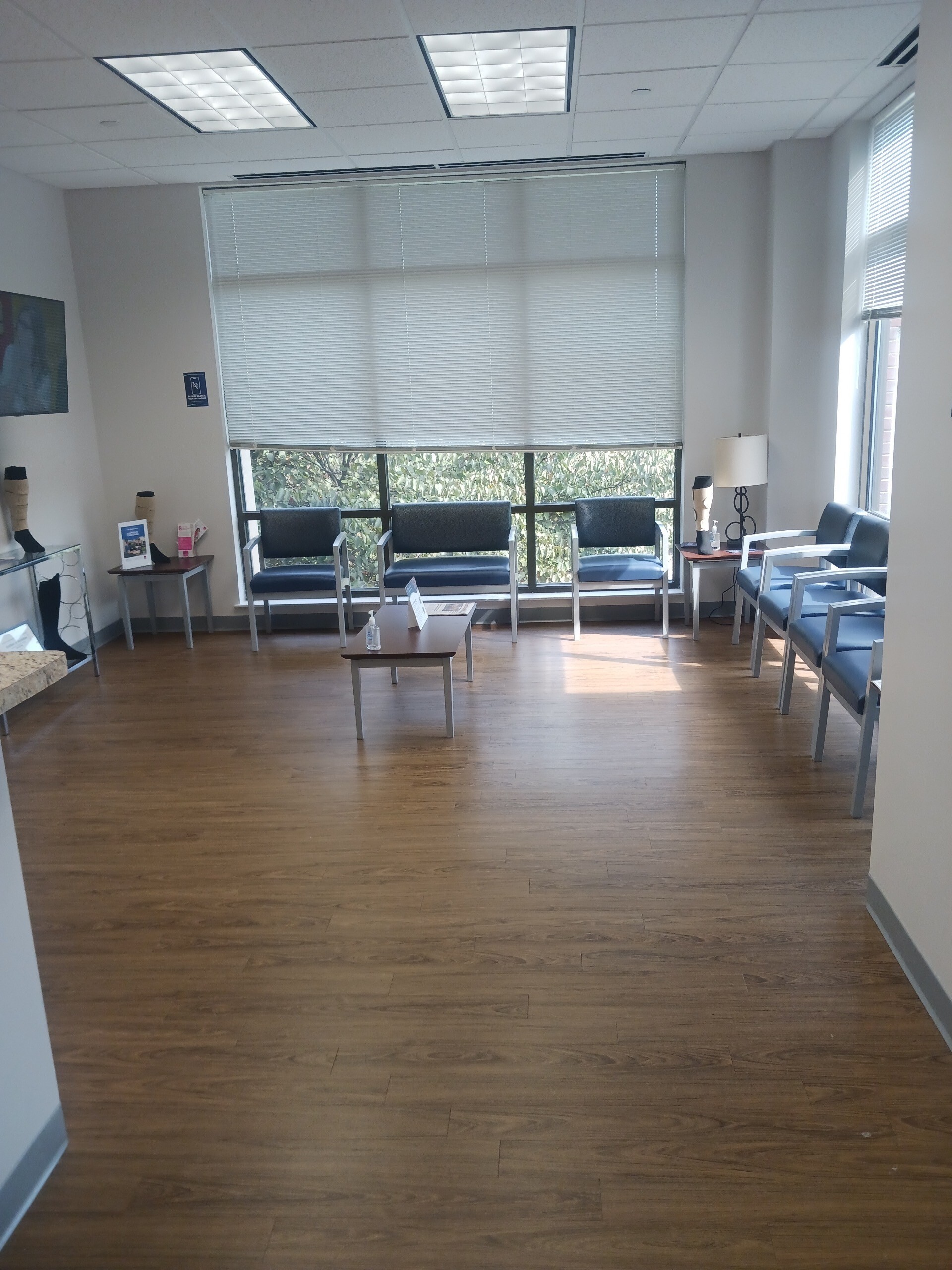 Foto del interior de la recepción del Center for Vein Restoration en Hamilton, Nueva Jersey, que muestra el área de espera.