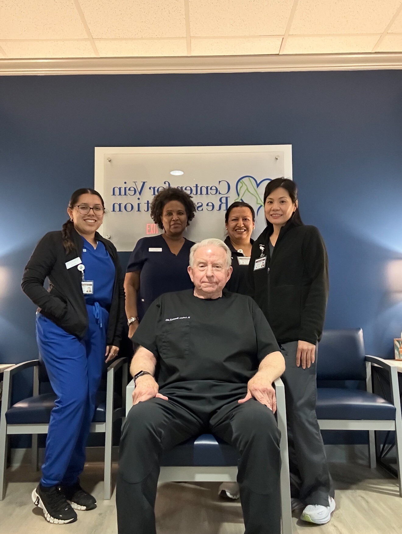 Foto grupal del equipo del Center for Vein Restoration en Houston, Texas.