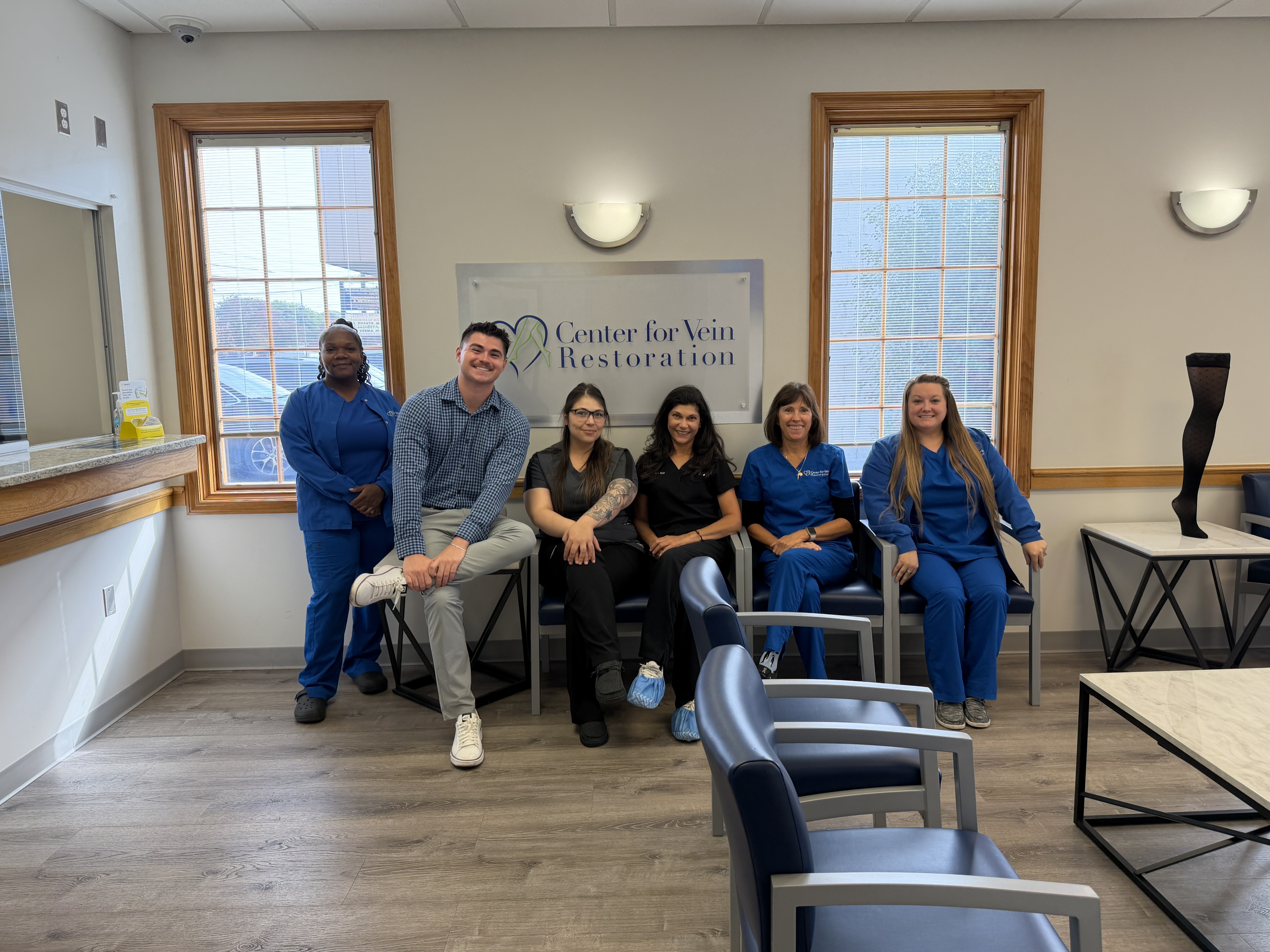 Foto de grupo del equipo en la ubicación de Southfield, Míchigan, del Center for Vein Restoration.