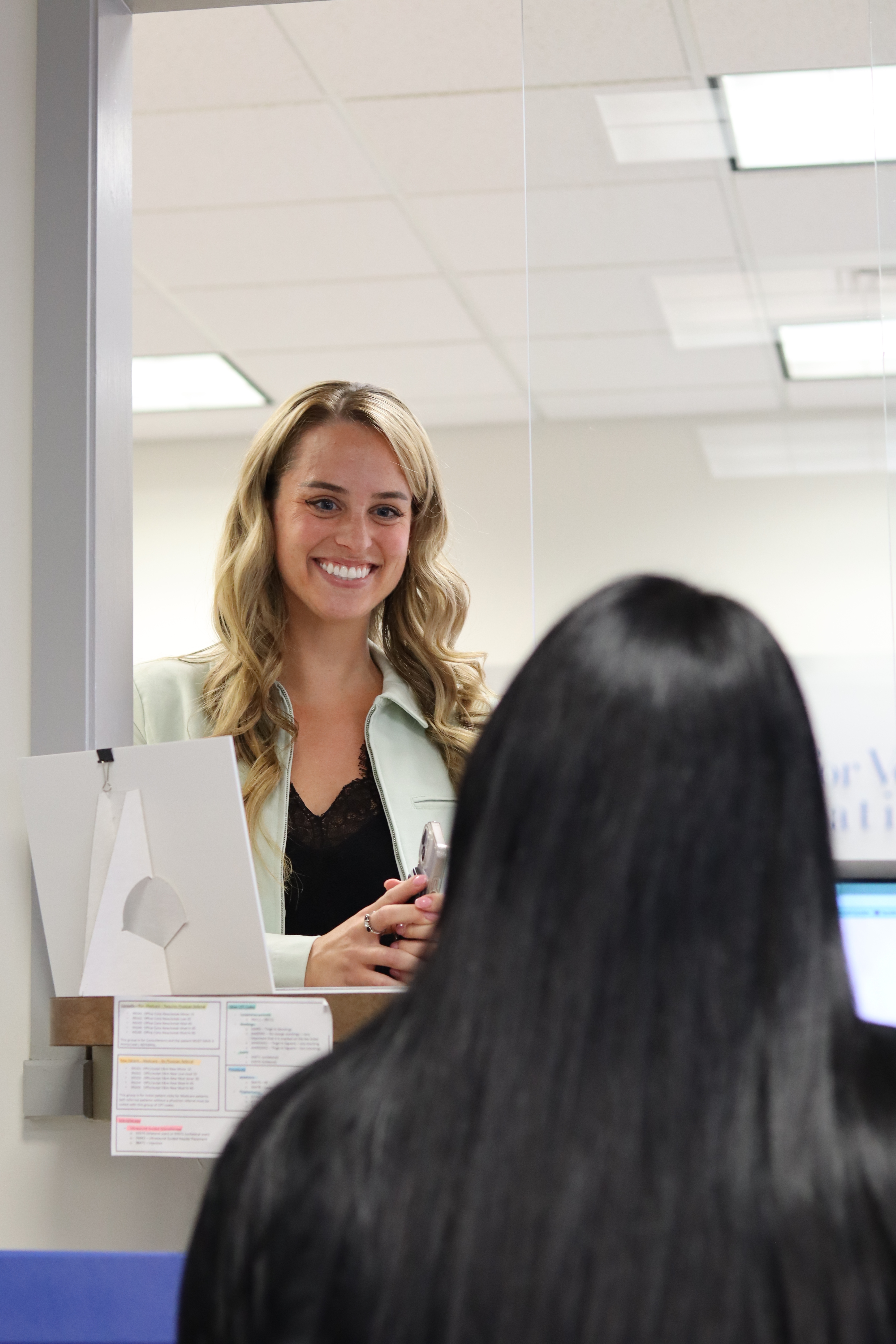 Foto del interior del Center for Vein Restoration en Waterbury, Connecticut, que muestra al doctor.