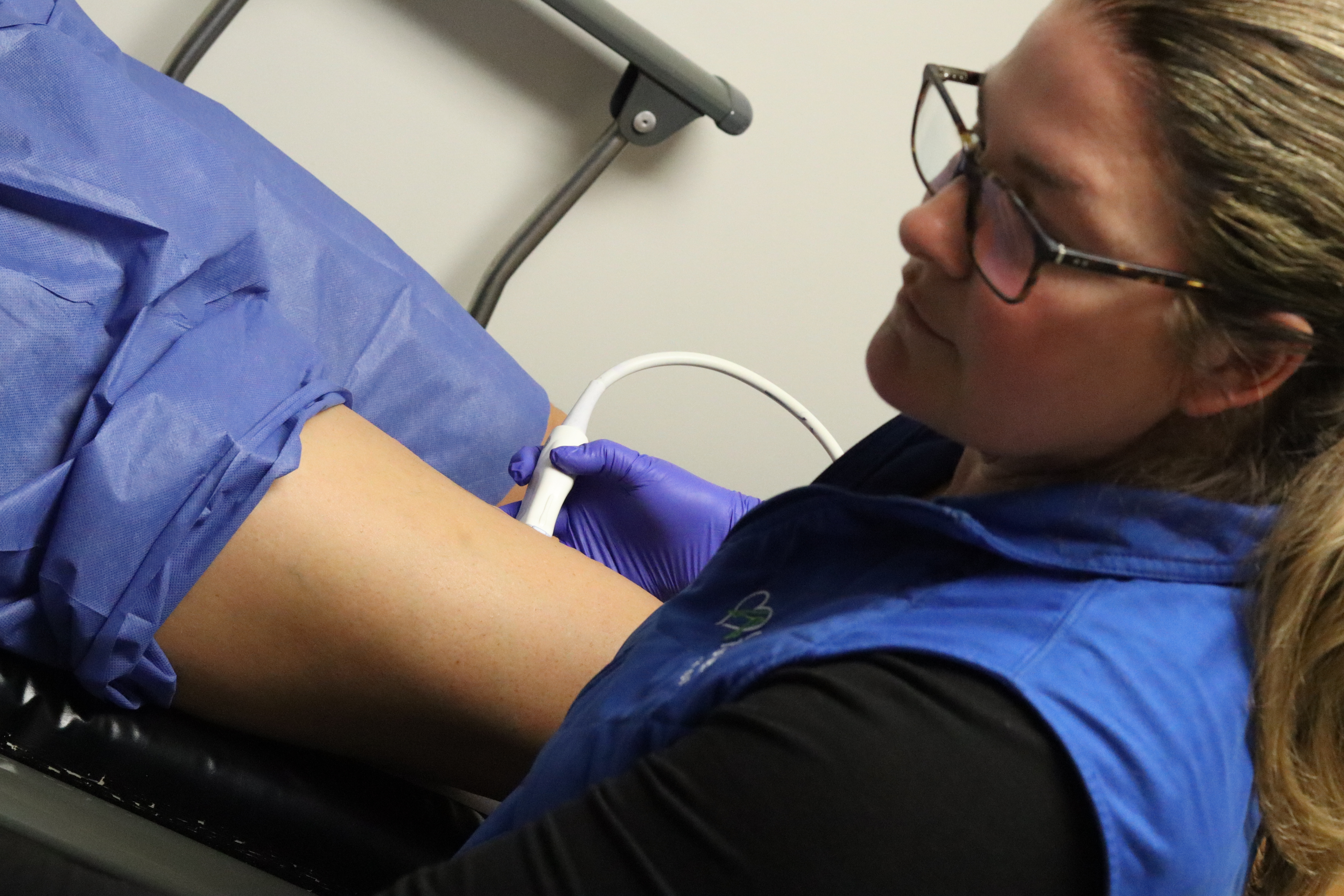 Foto del interior del Center for Vein Restoration en Waterbury, Connecticut, que muestra un examen.