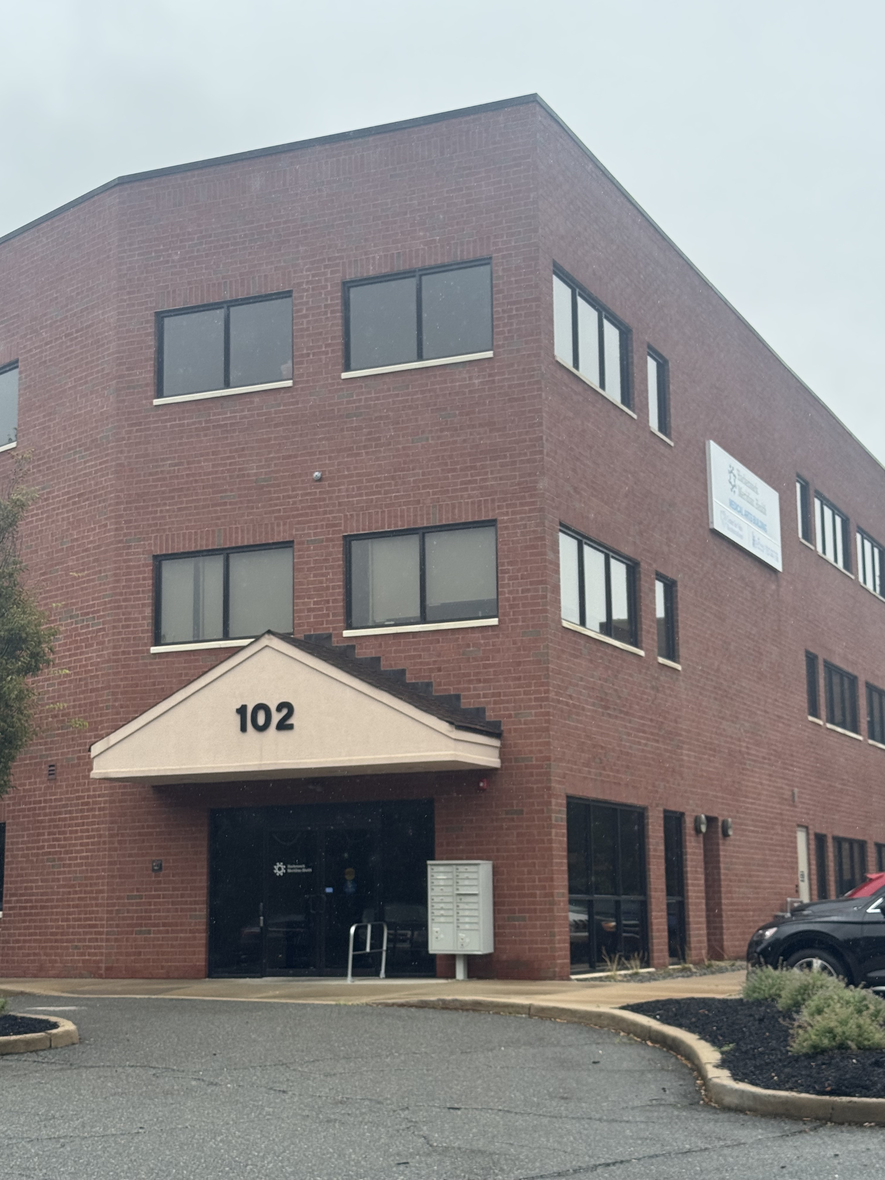 Foto exterior de la sede de East Brunswick, NJ de Center for Vein Restoration que muestra el exterior del edificio