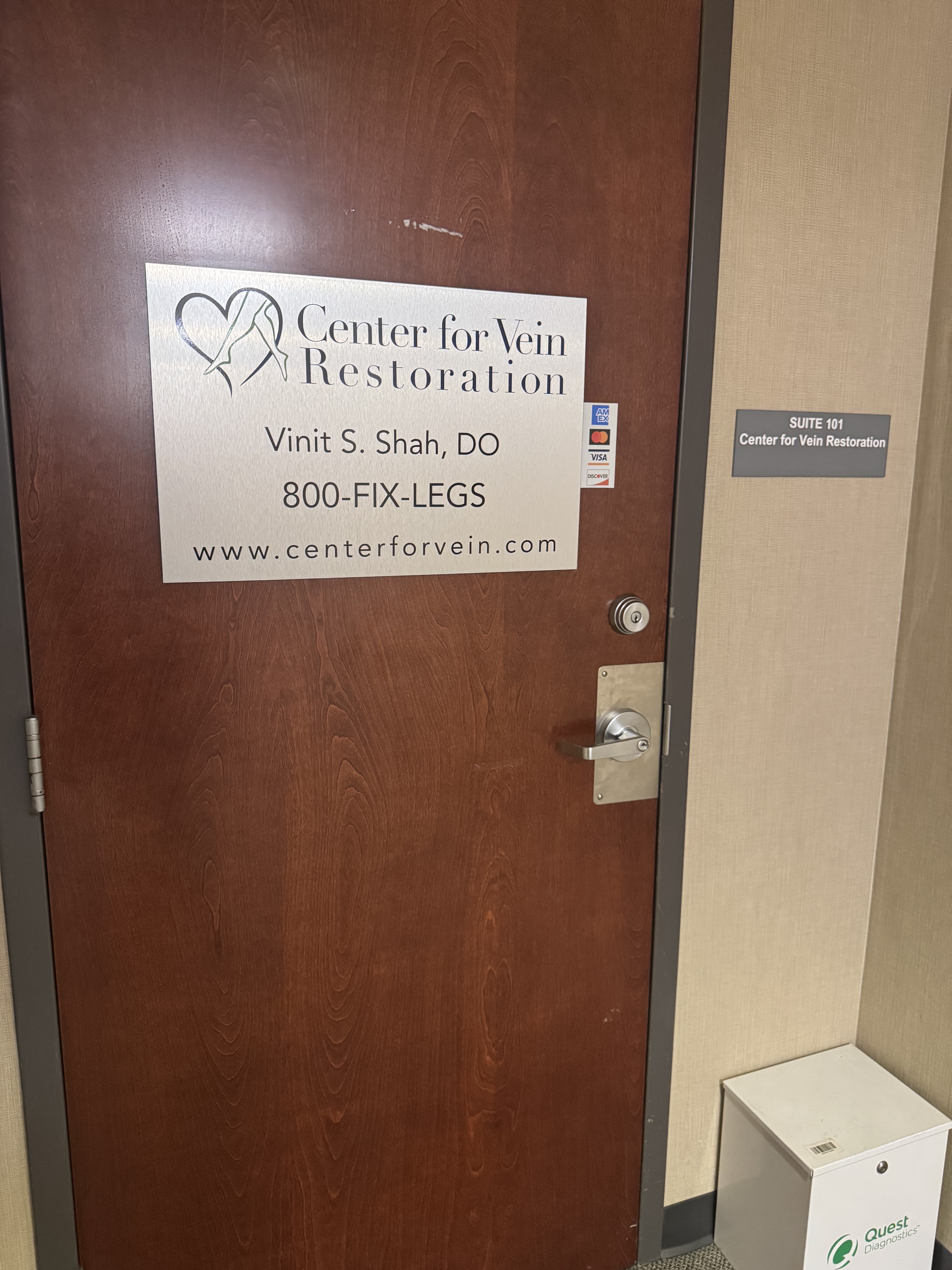 Foto interior de la sede de East Brunswick, NJ de Center for Vein Restoration que muestra la puerta principal