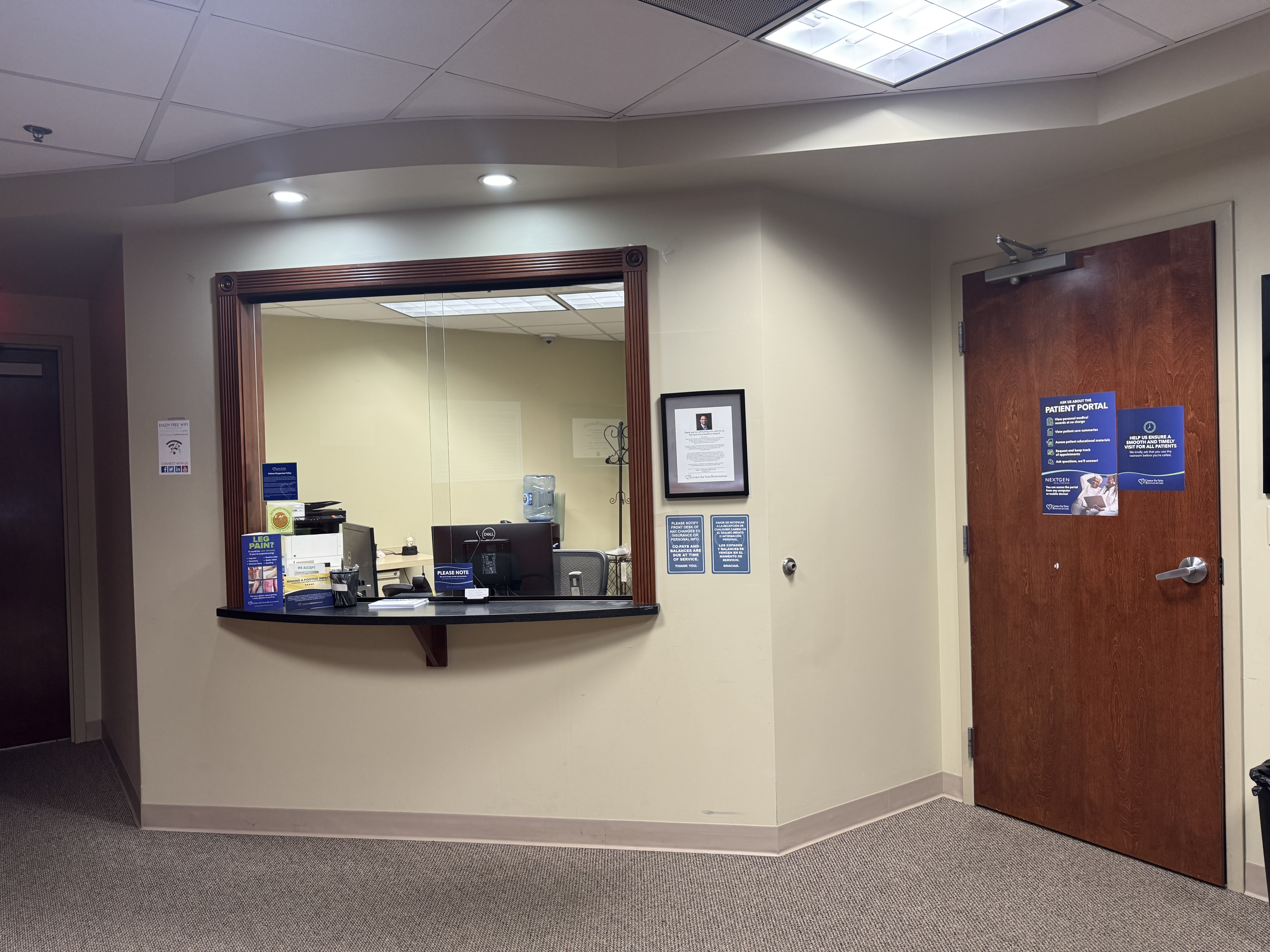 Foto interior de la sede de East Brunswick, NJ de Center for Vein Restoration que muestra la recepción