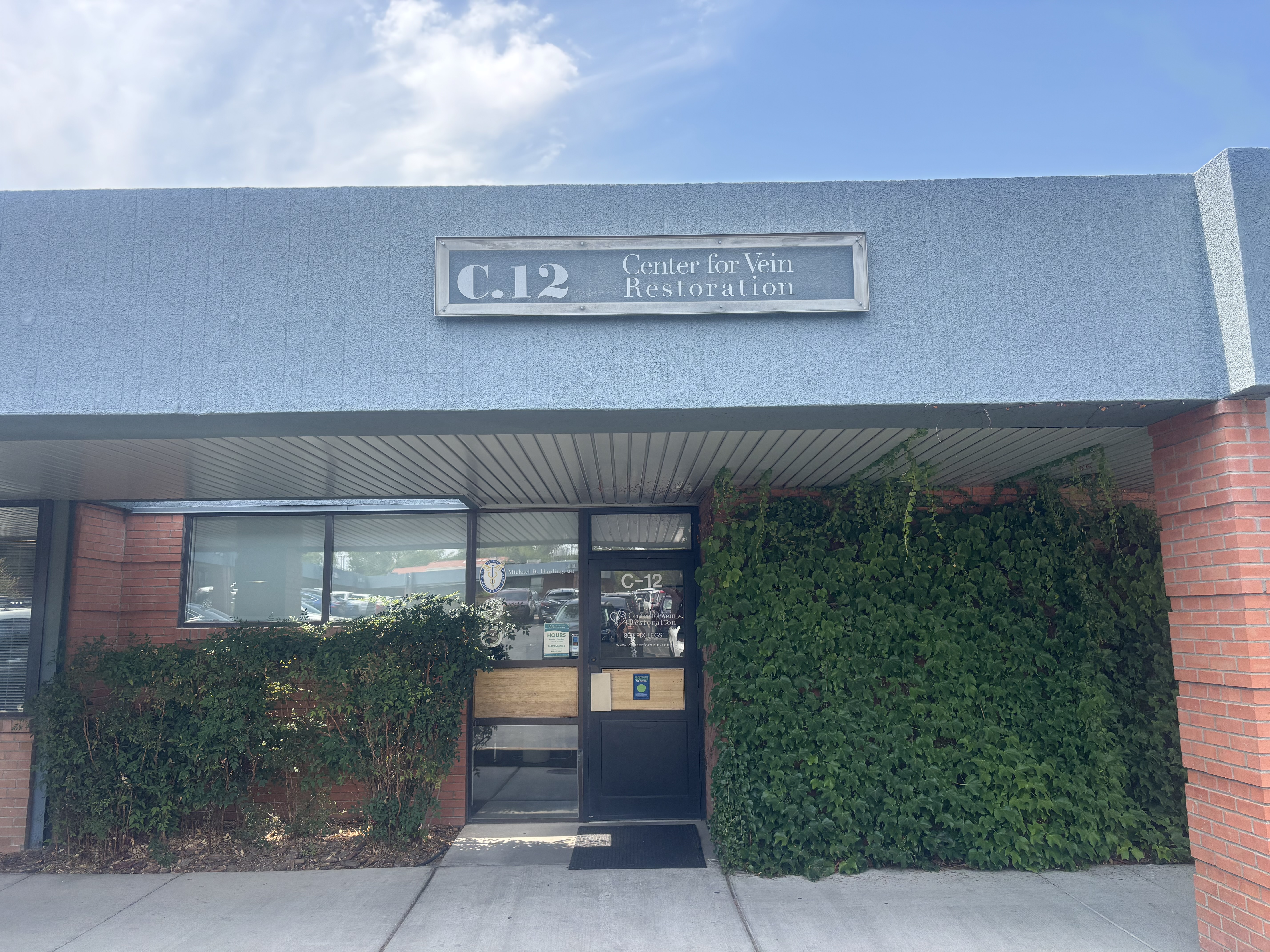 Foto exterior de la ubicación en Albuquerque, Nuevo México, del Center for Vein Restoration que muestra el exterior del edificio.