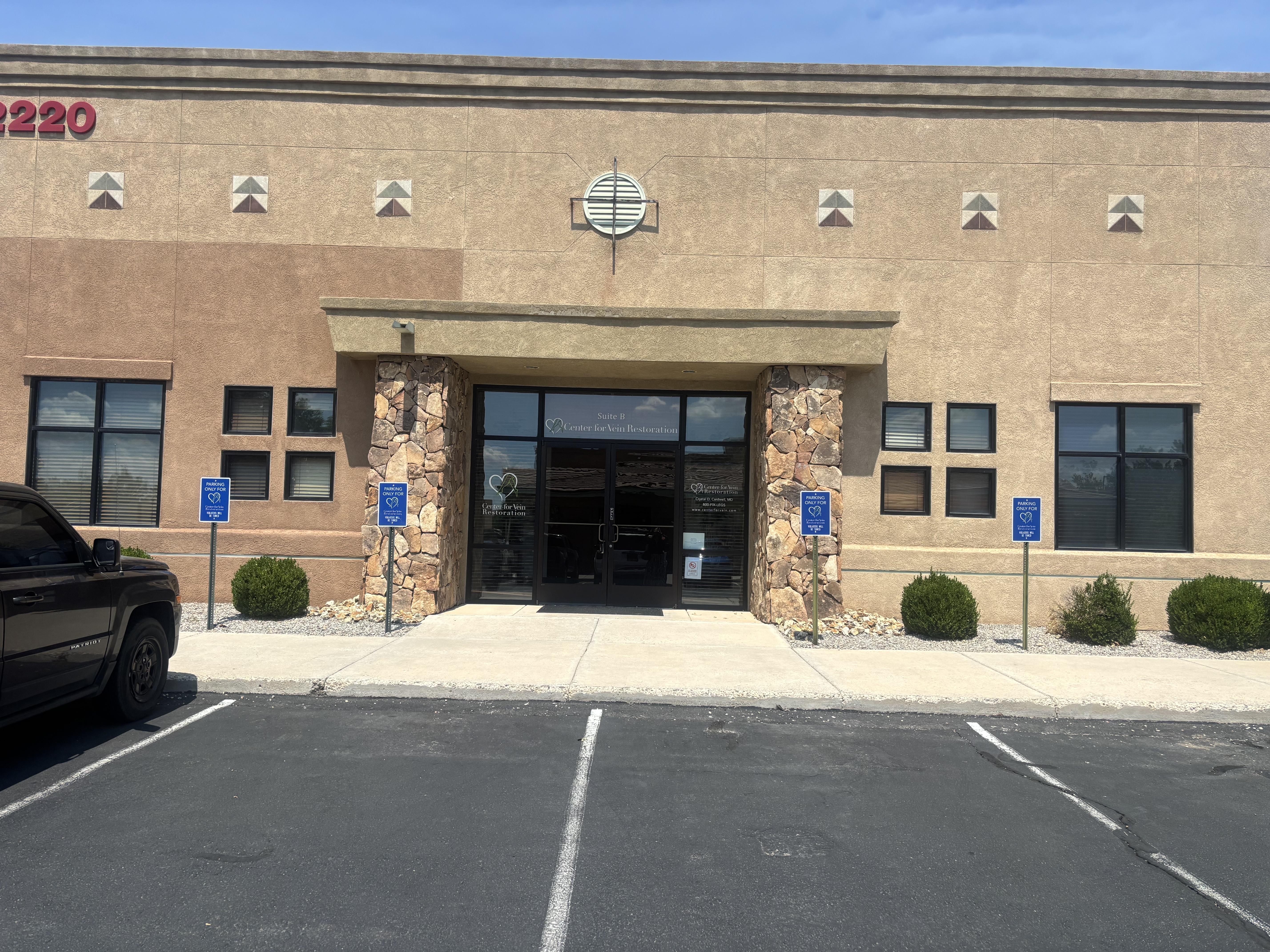 Foto exterior de la ubicación en Rio Rancho, Nuevo México, del Center for Vein Restoration que muestra el exterior del edificio.