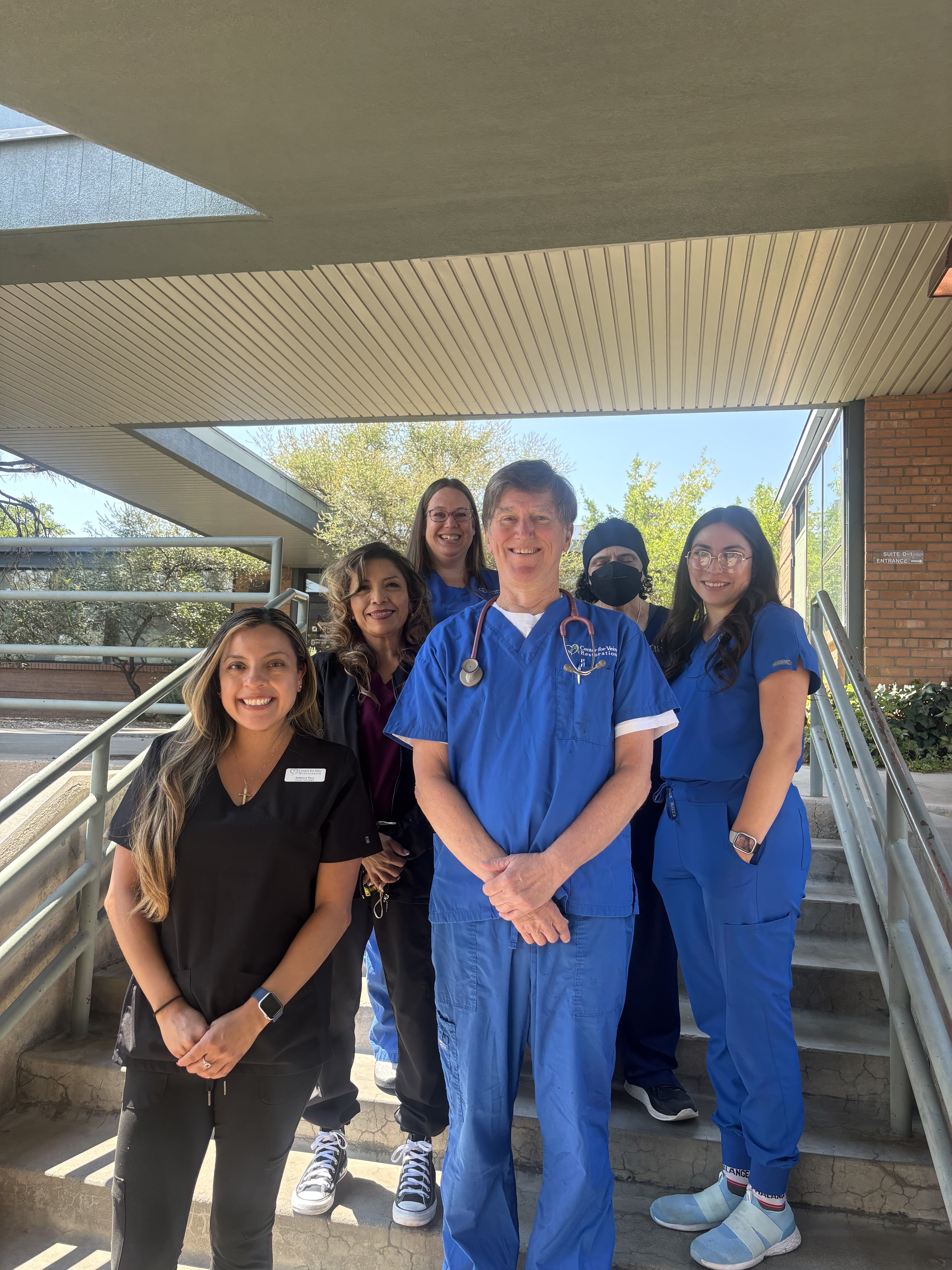 Foto de grupo del equipo en la ubicación de Albuquerque, Nuevo México, del Center for Vein Restoration.