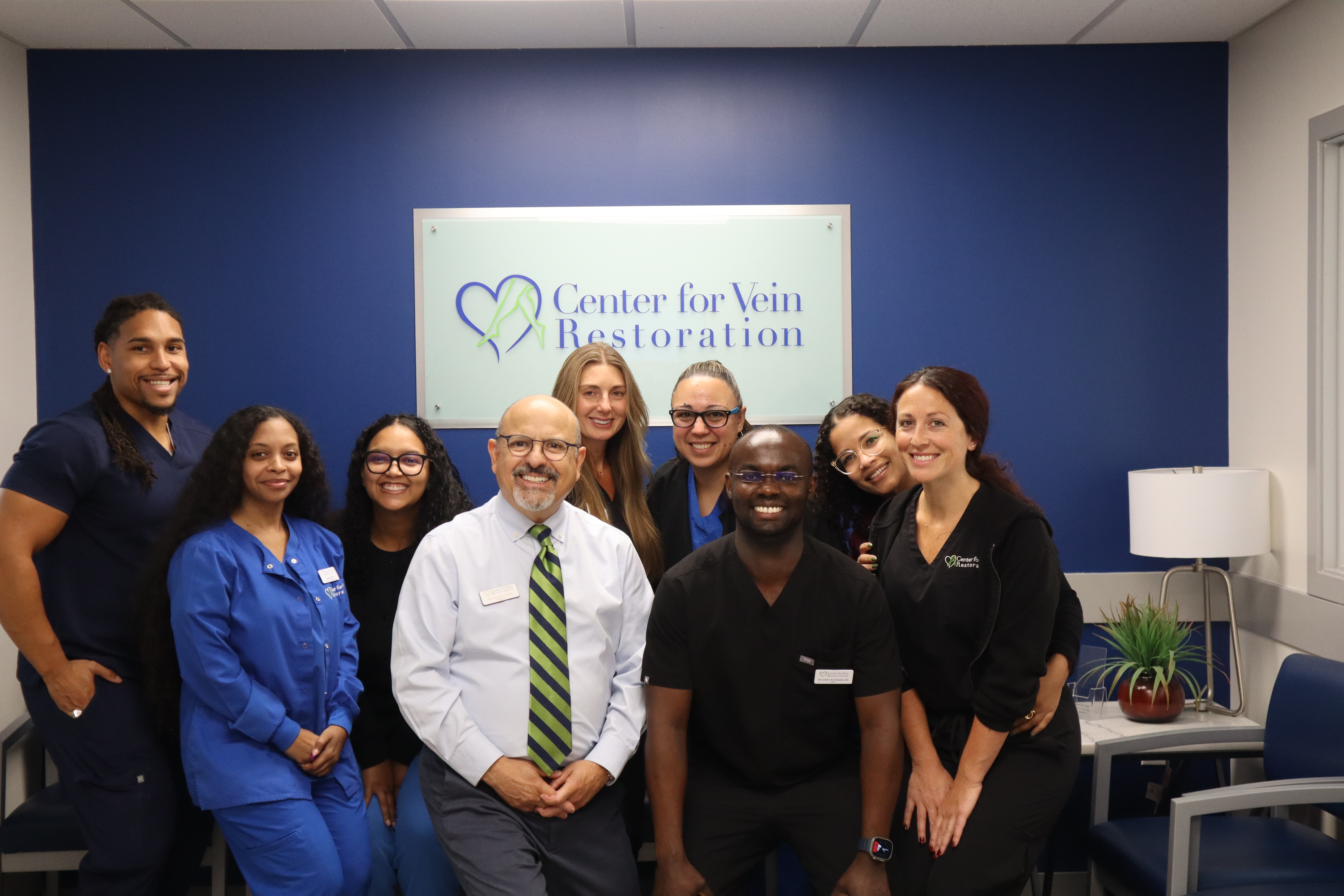 Foto grupal del equipo del Center for Vein Restoration en Waterbury, Connecticut.