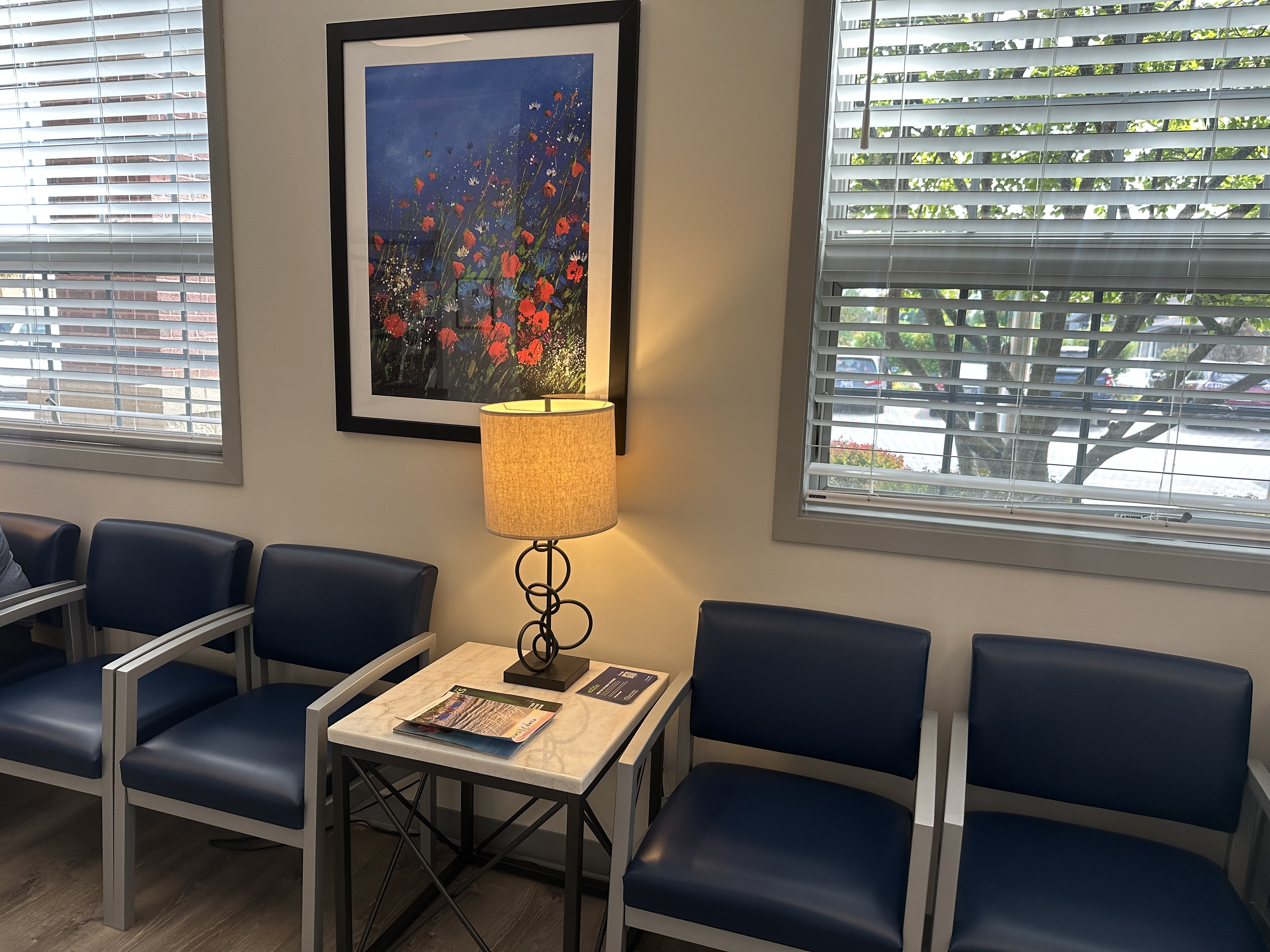 Foto interior de la ubicación en Portage, Michigan, del Center for Vein Restoration que muestra el área de espera.