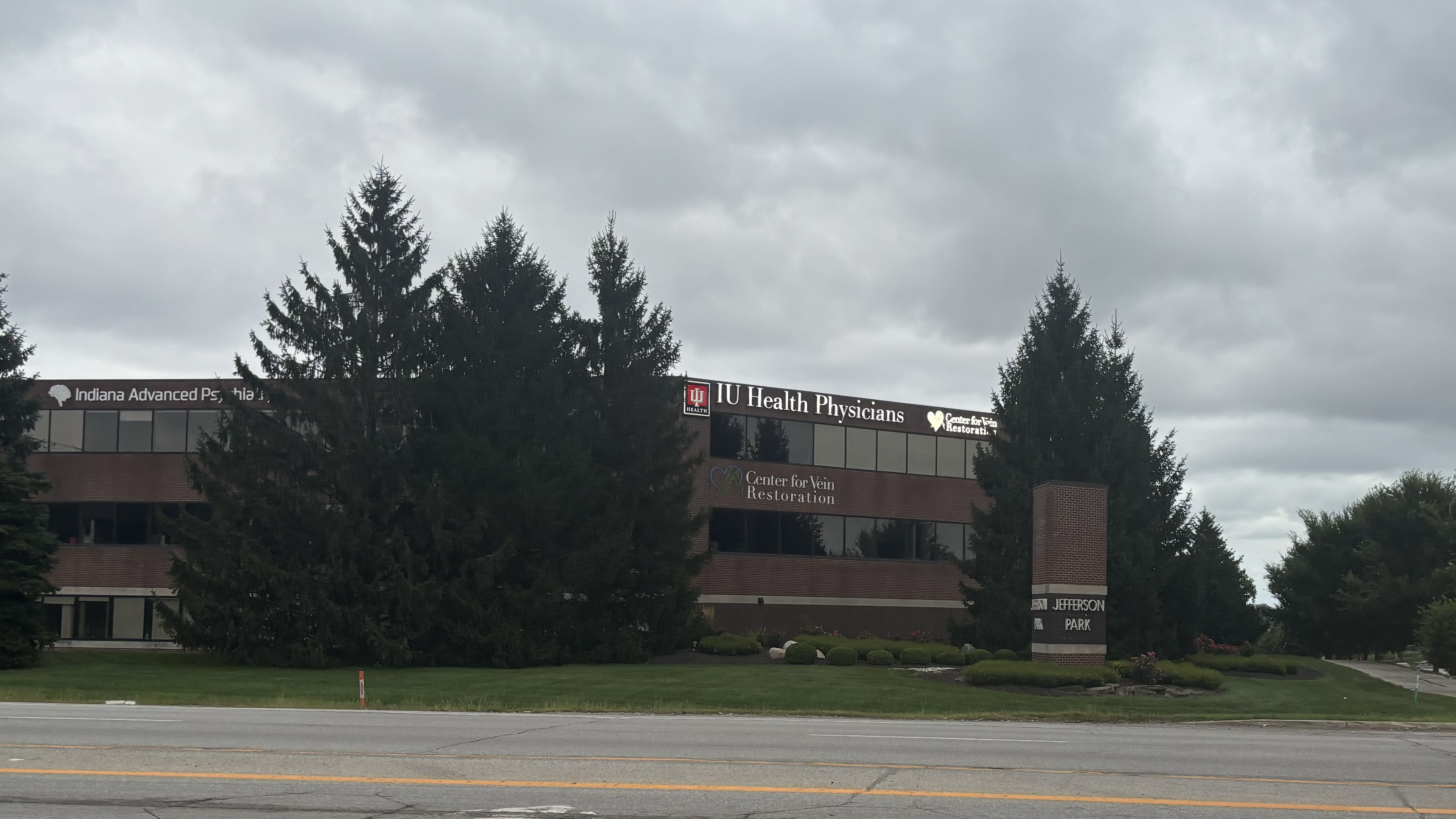 Exterior photo of the Fort Wayne, Indiana location of center for Vein Restoration showing the outside of the building