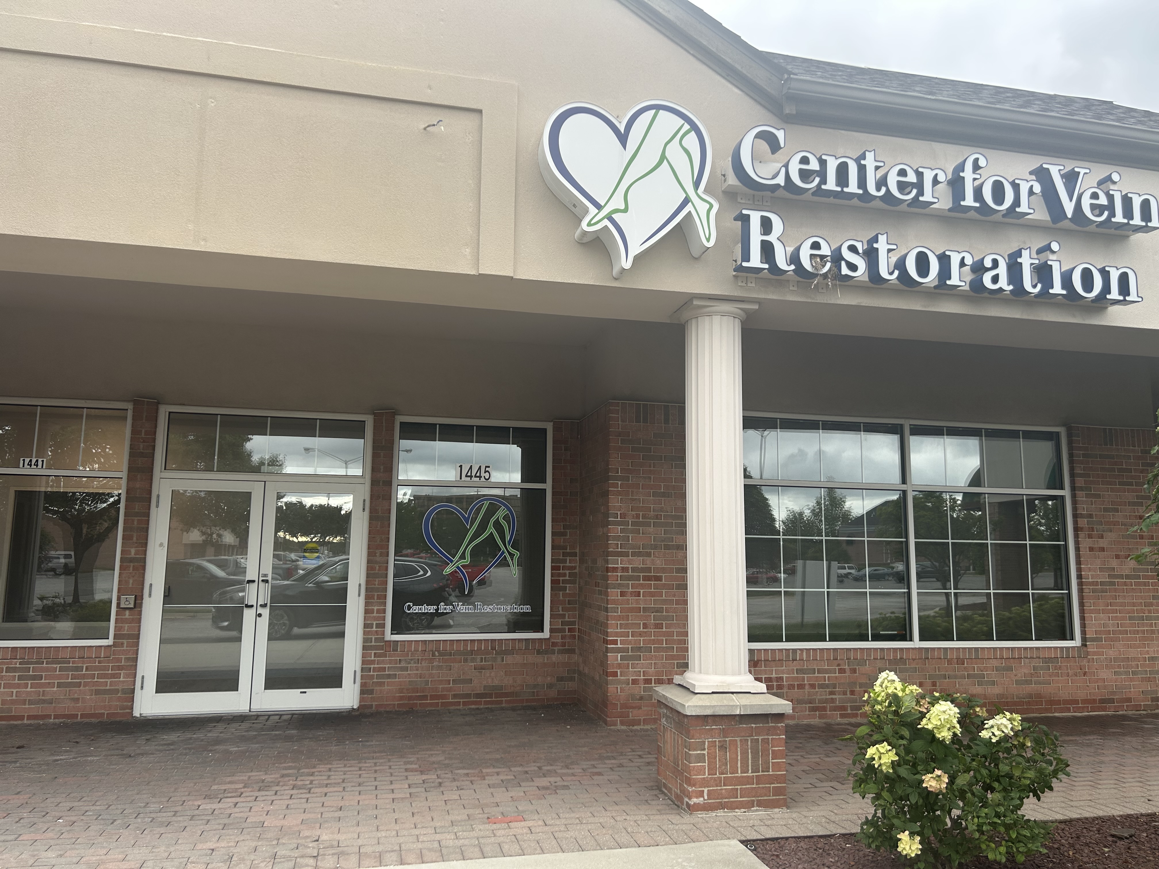 Foto exterior del Center for Vein Restoration en Hobart, IN que muestra el exterior del edificio