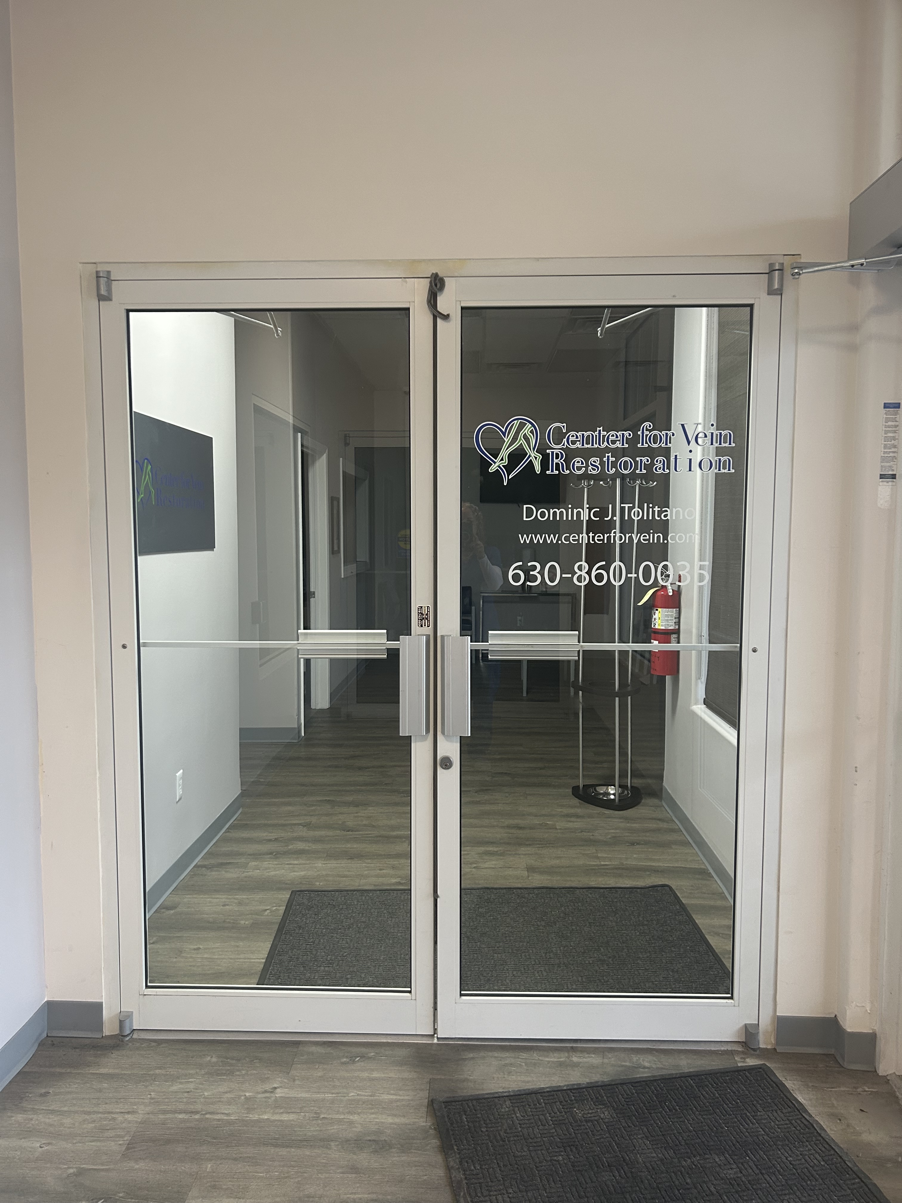 Foto interior del Center for Vein Restoration en Hobart, IN que muestra la puerta principal interior