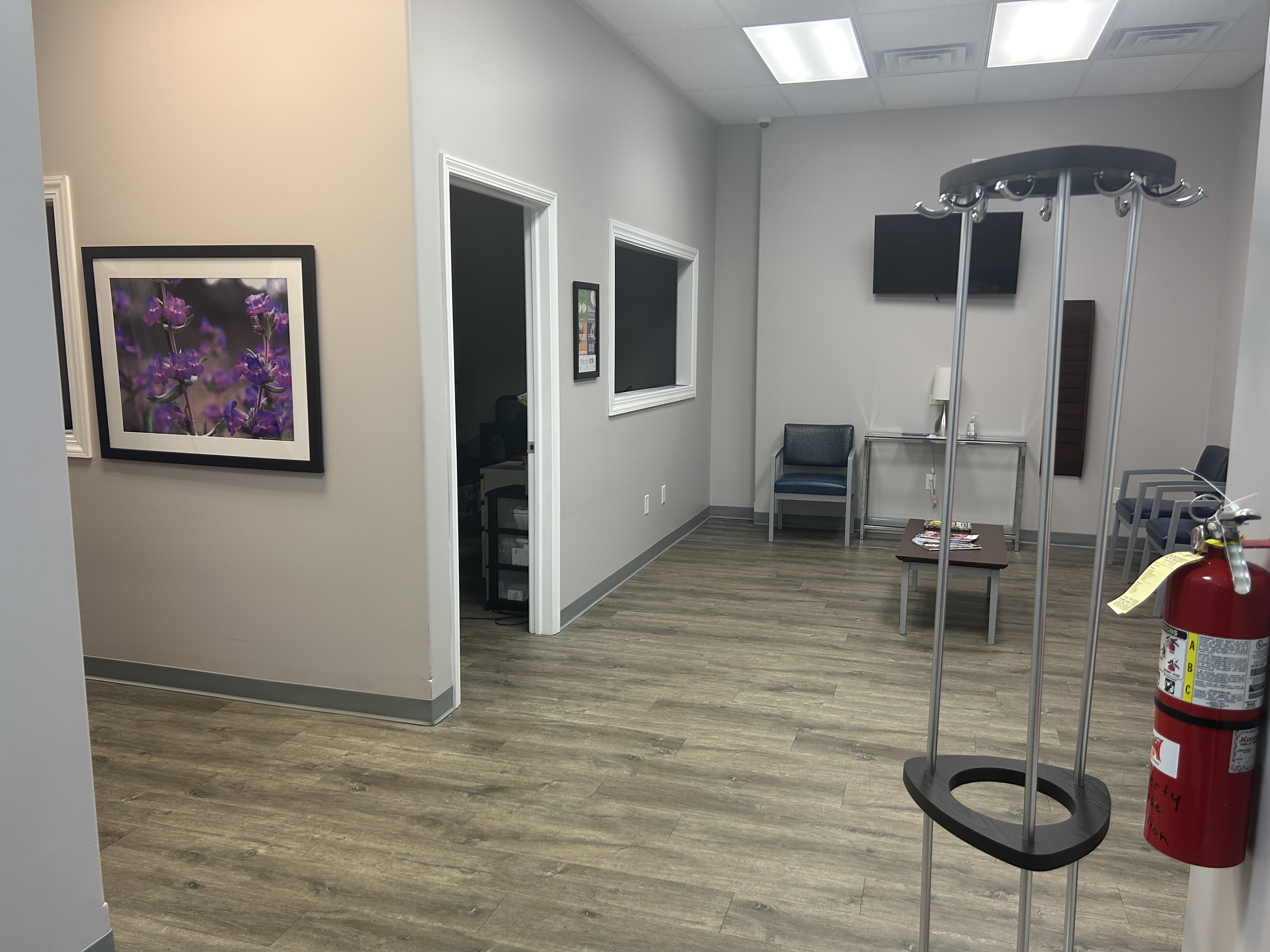 Foto interior de la sede de Munster, IN de Center for Vein Restoration que muestra la sala de espera principal