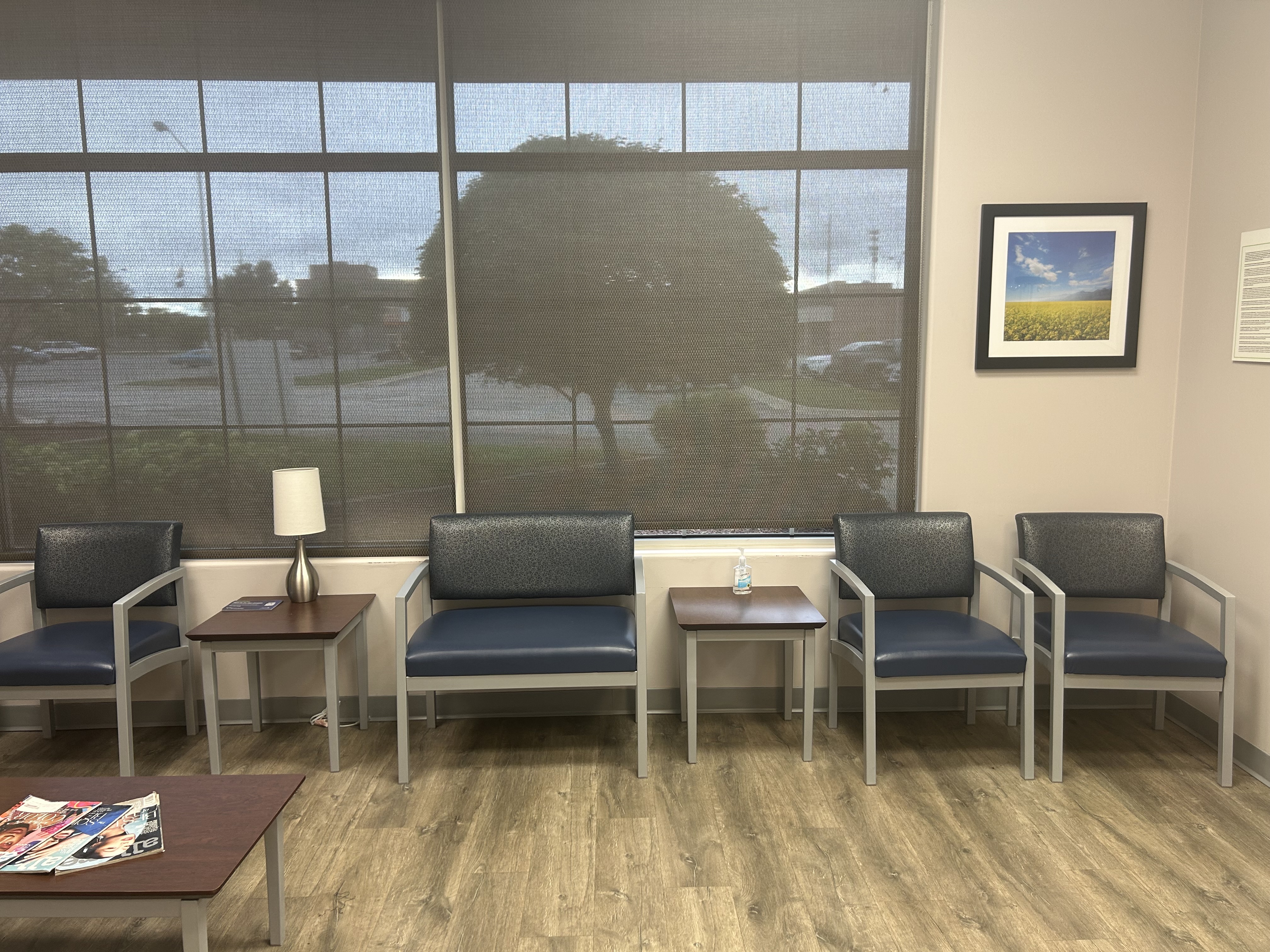 Foto interior del Center for Vein Restoration en Hobart, IN que muestra la sala de espera principal