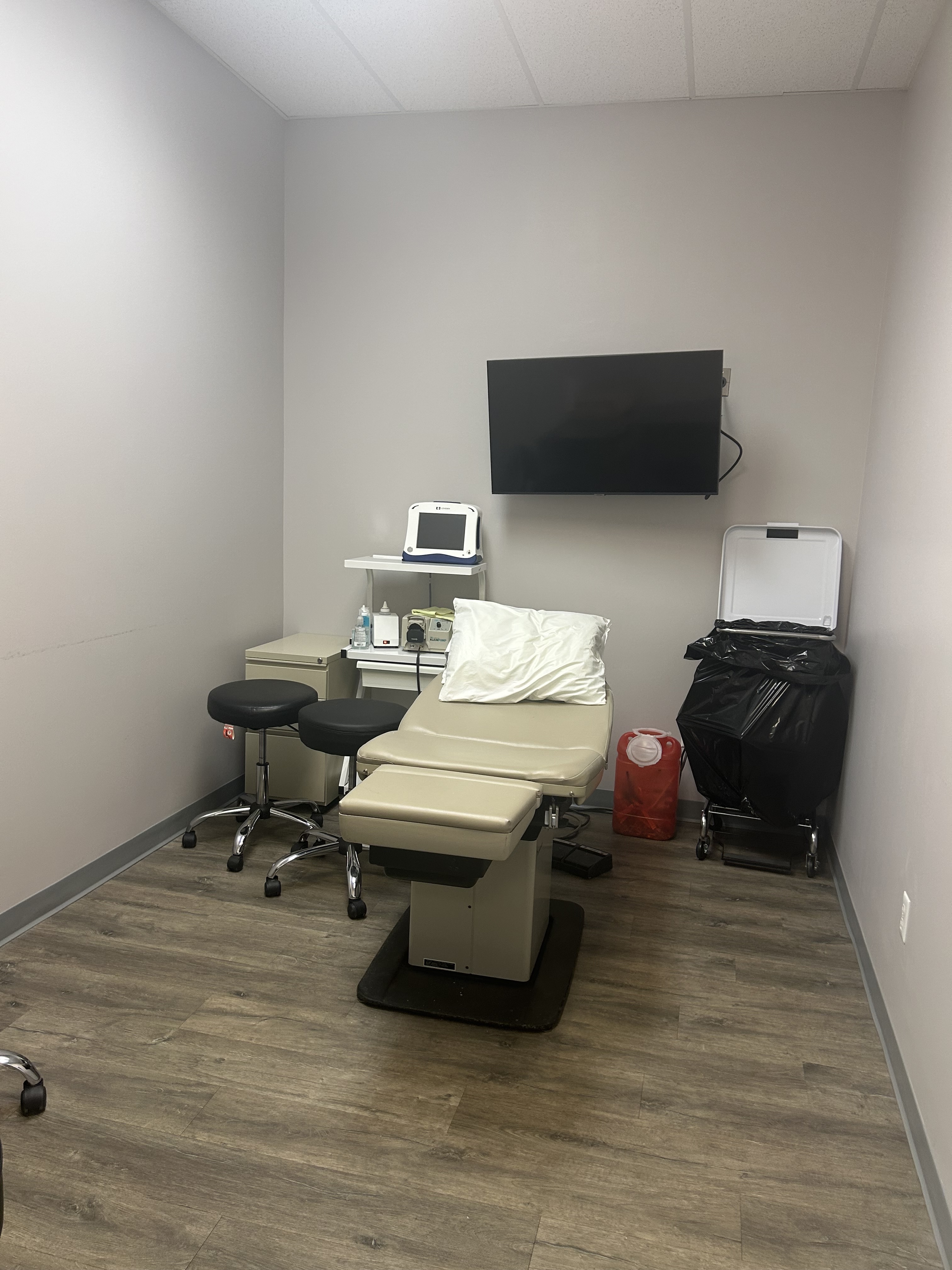 Foto interior del Center for Vein Restoration en Hobart, IN que muestra una sala de examen