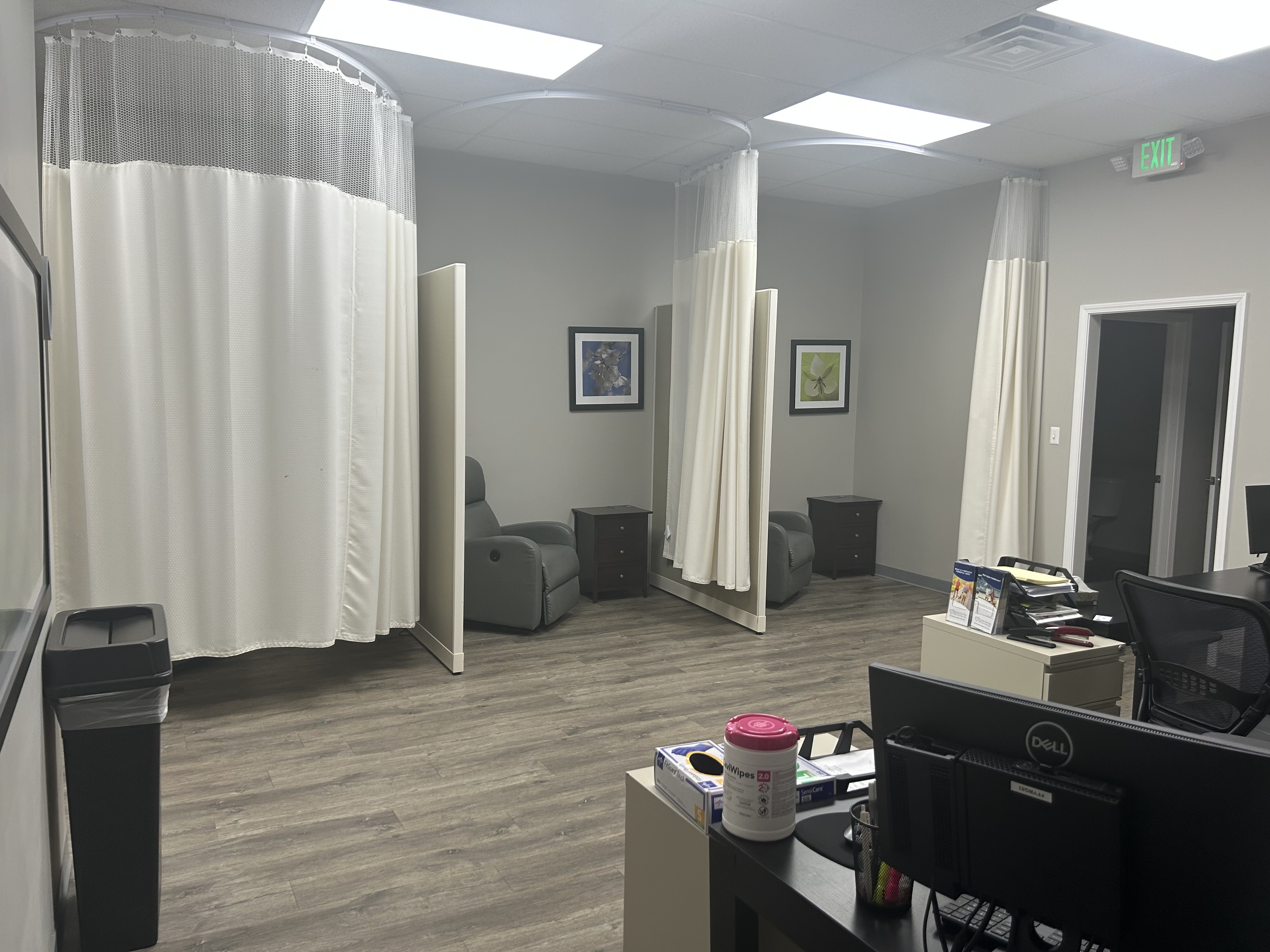 Foto interior del Center for Vein Restoration en Hobart, IN que muestra algunas de las salas de pacientes