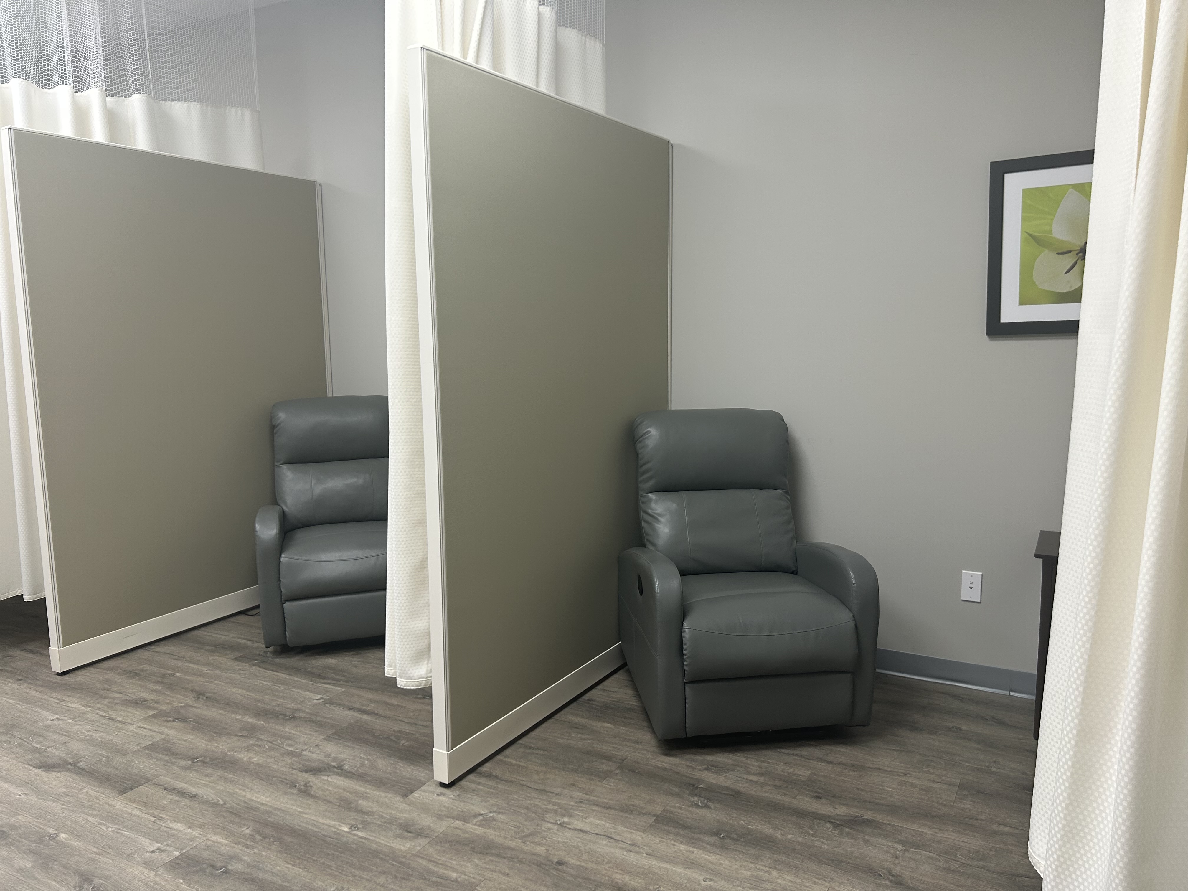 Foto interior del Center for Vein Restoration en Hobart, IN que muestra salas de pacientes individuales