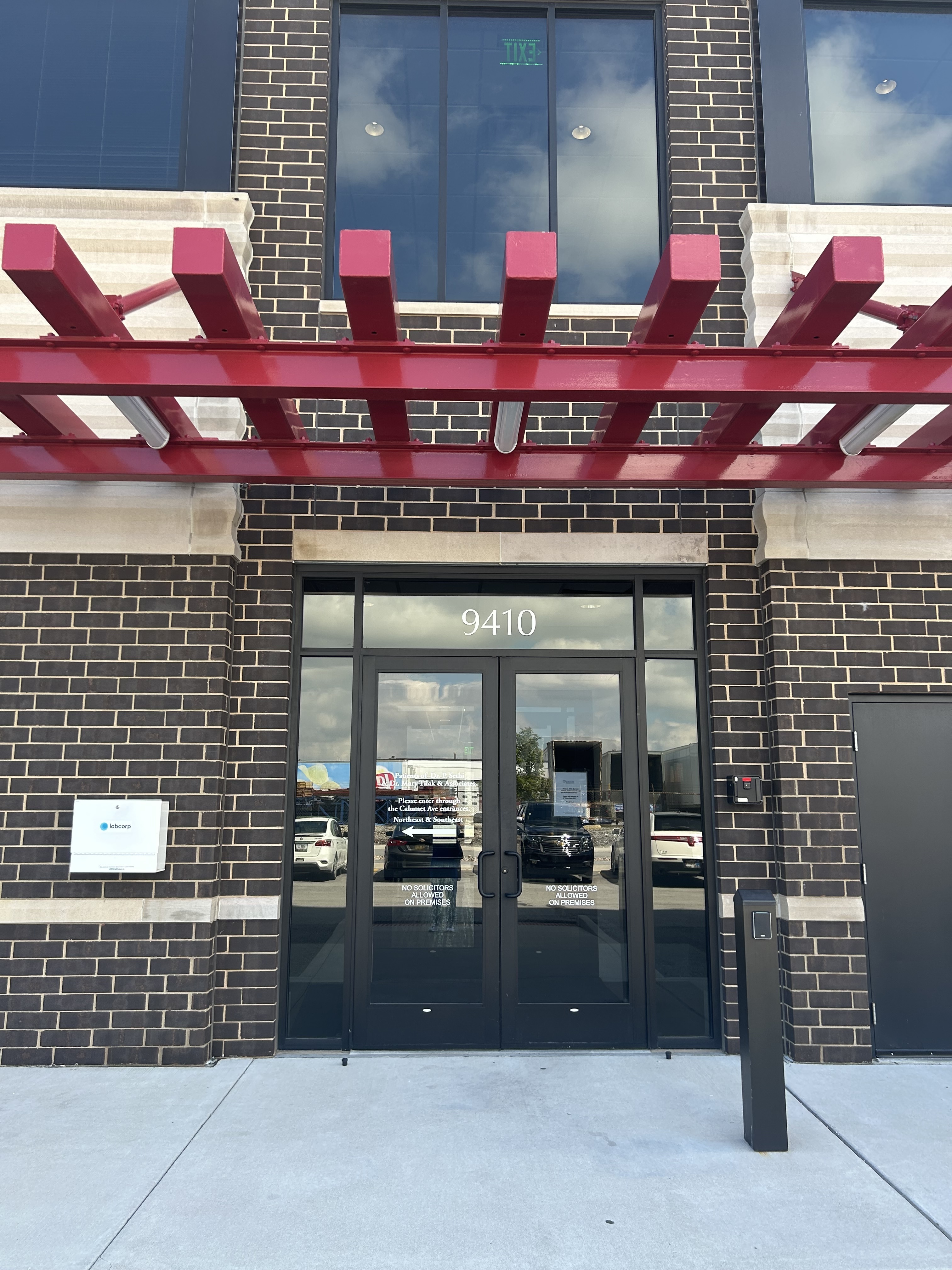 Foto exterior de la sede de Munster, IN de Center for Vein Restoration que muestra la puerta principal del edificio