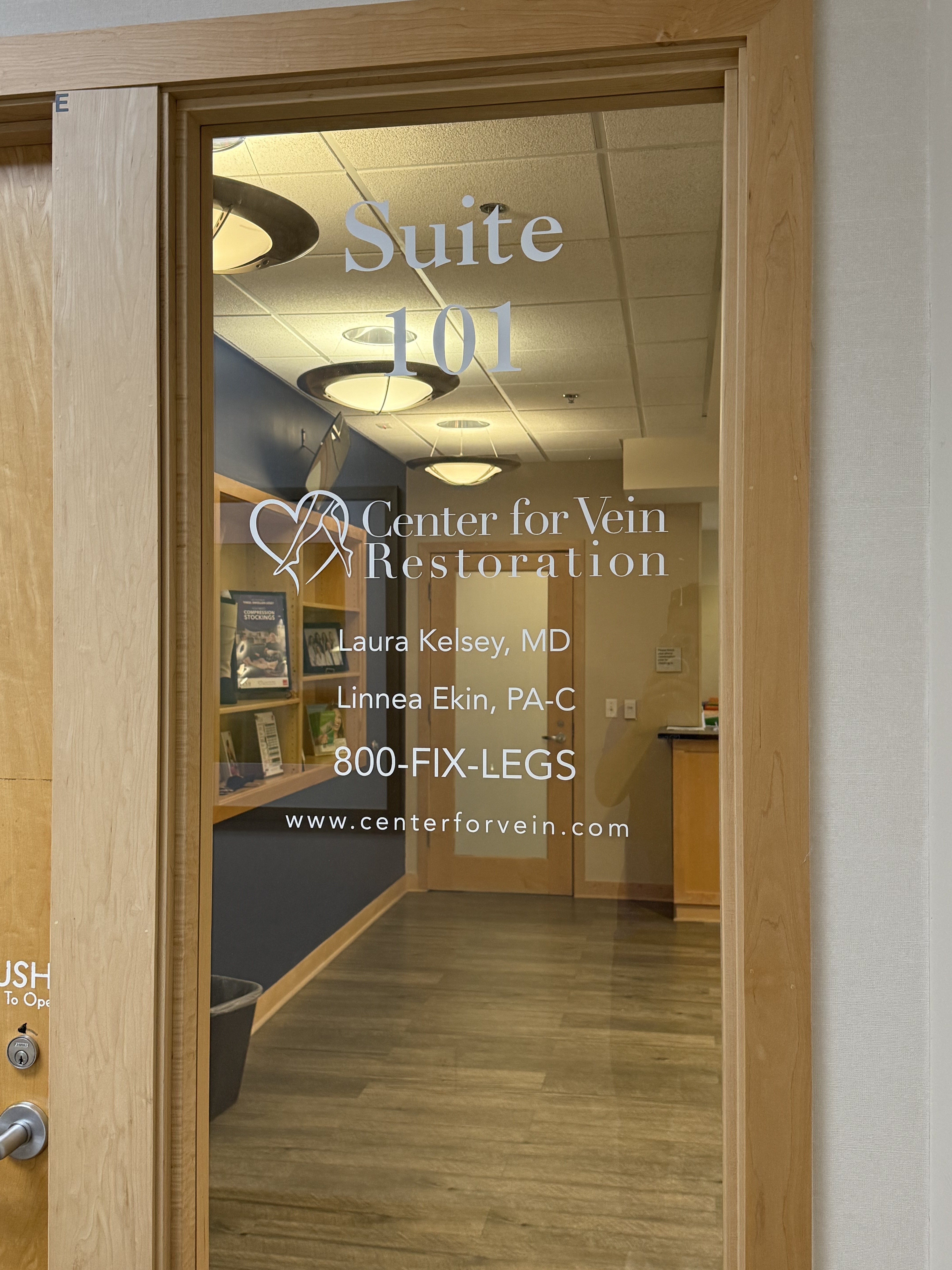 Foto del interior en la ubicación de Grand Rapids, Michigan, del Center for Vein Restoration que muestra la puerta principal.